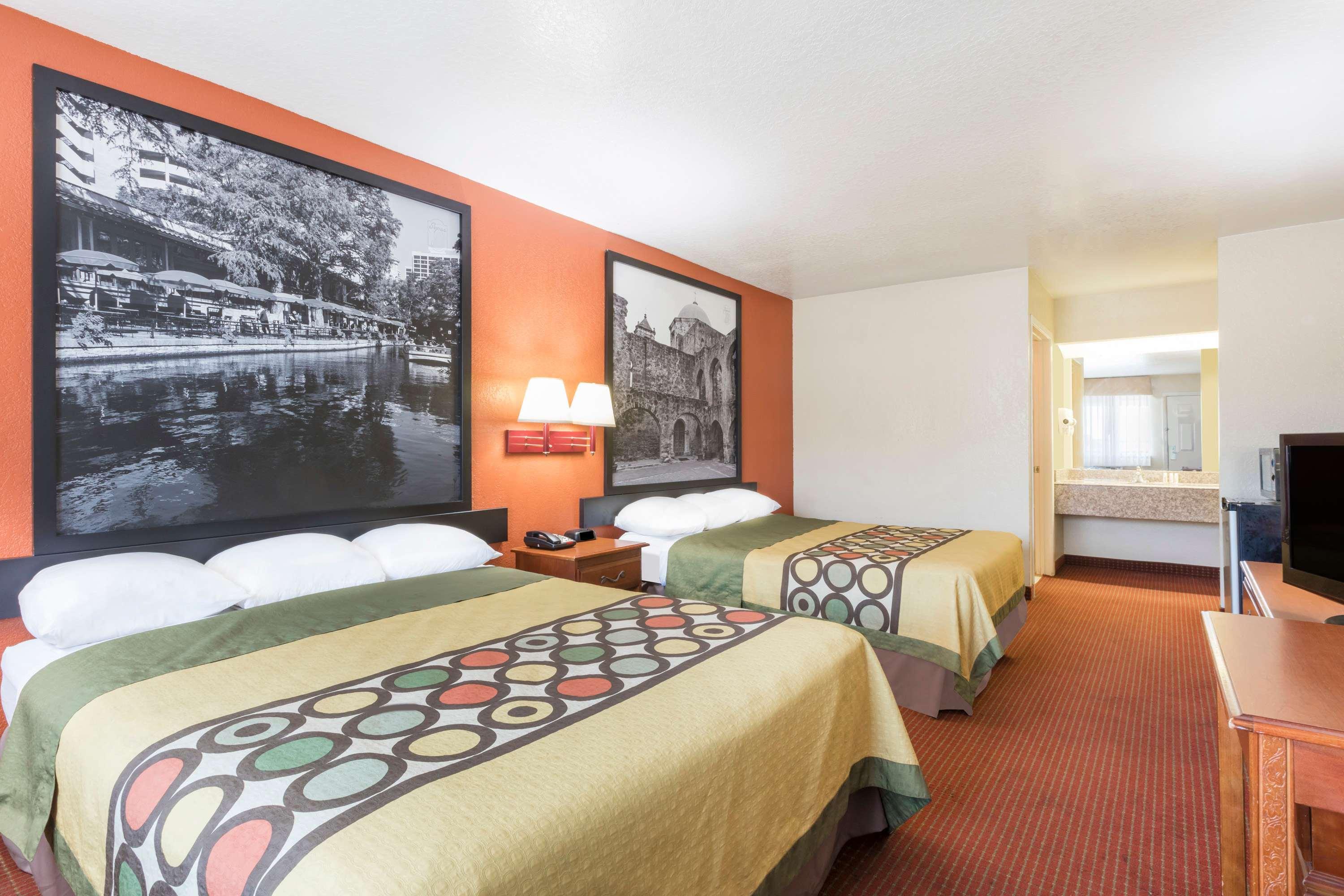 Super 8 by Wyndham San Antonio at I-10 — photo 5