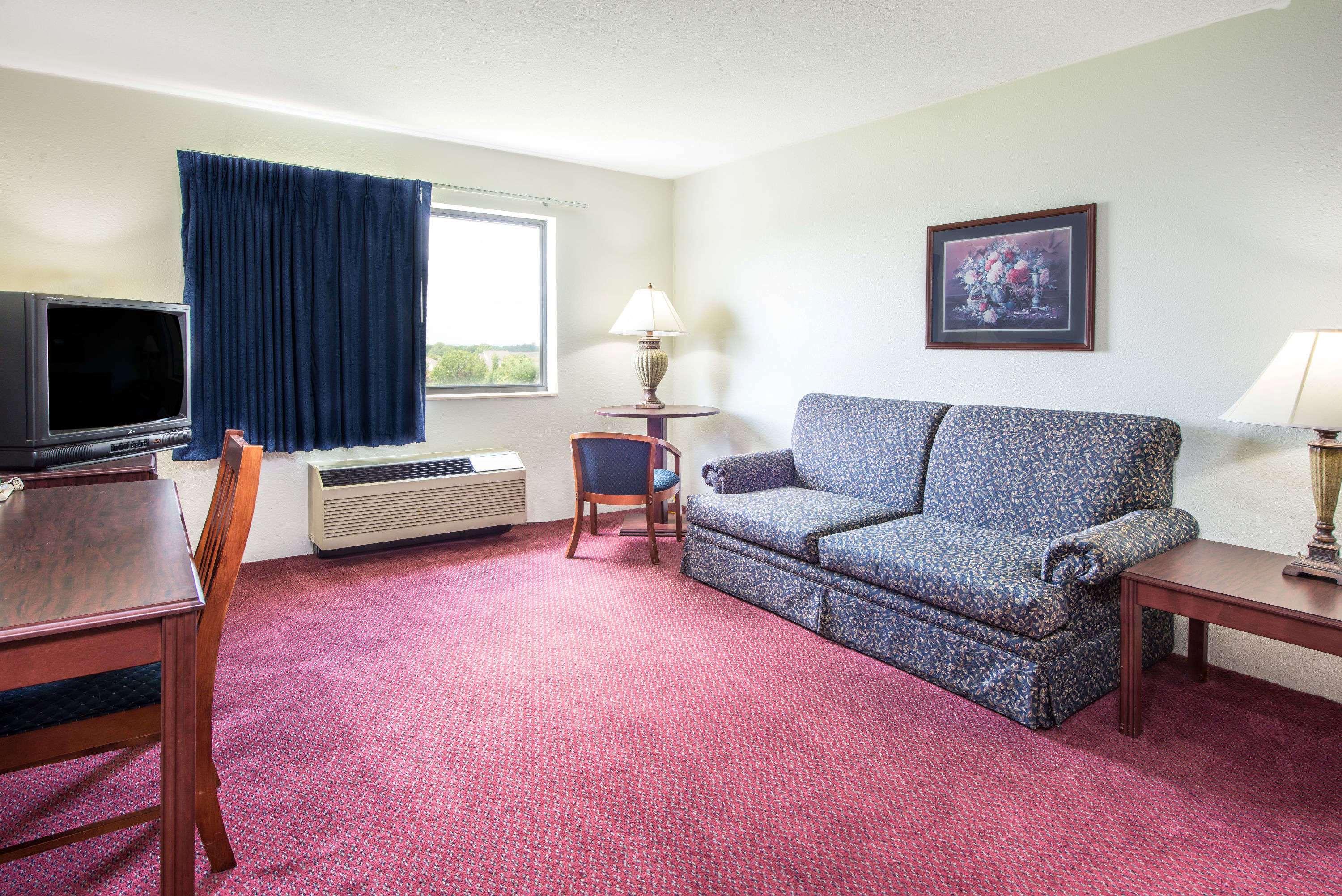 Super 8 by Wyndham Waterloo — photo 4