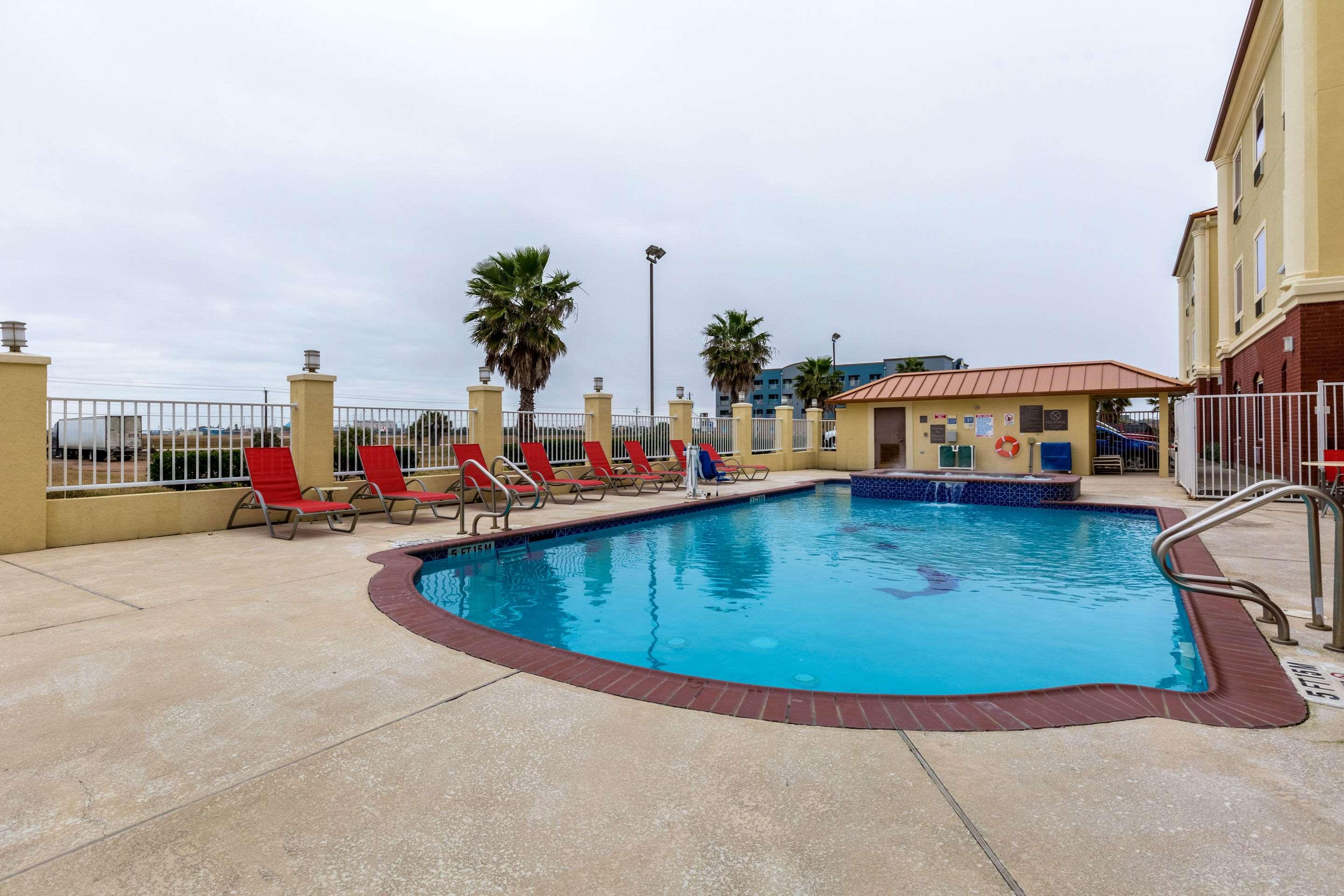 Comfort Suites — photo 4