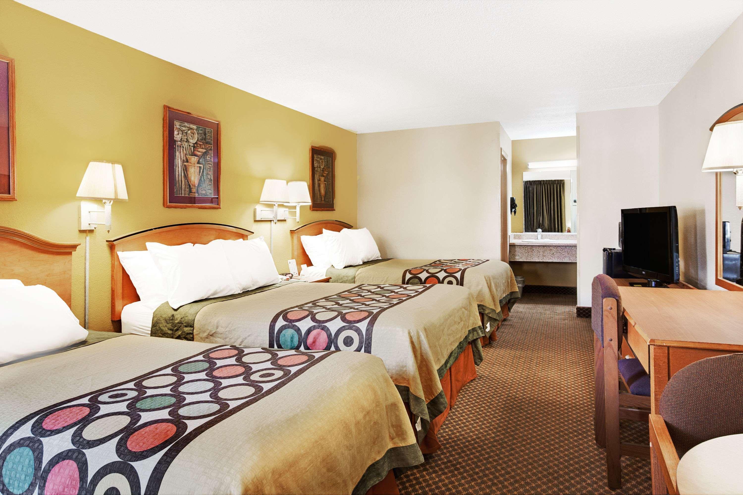 Super 8 by Wyndham Charlotte Downtown Area — photo 4
