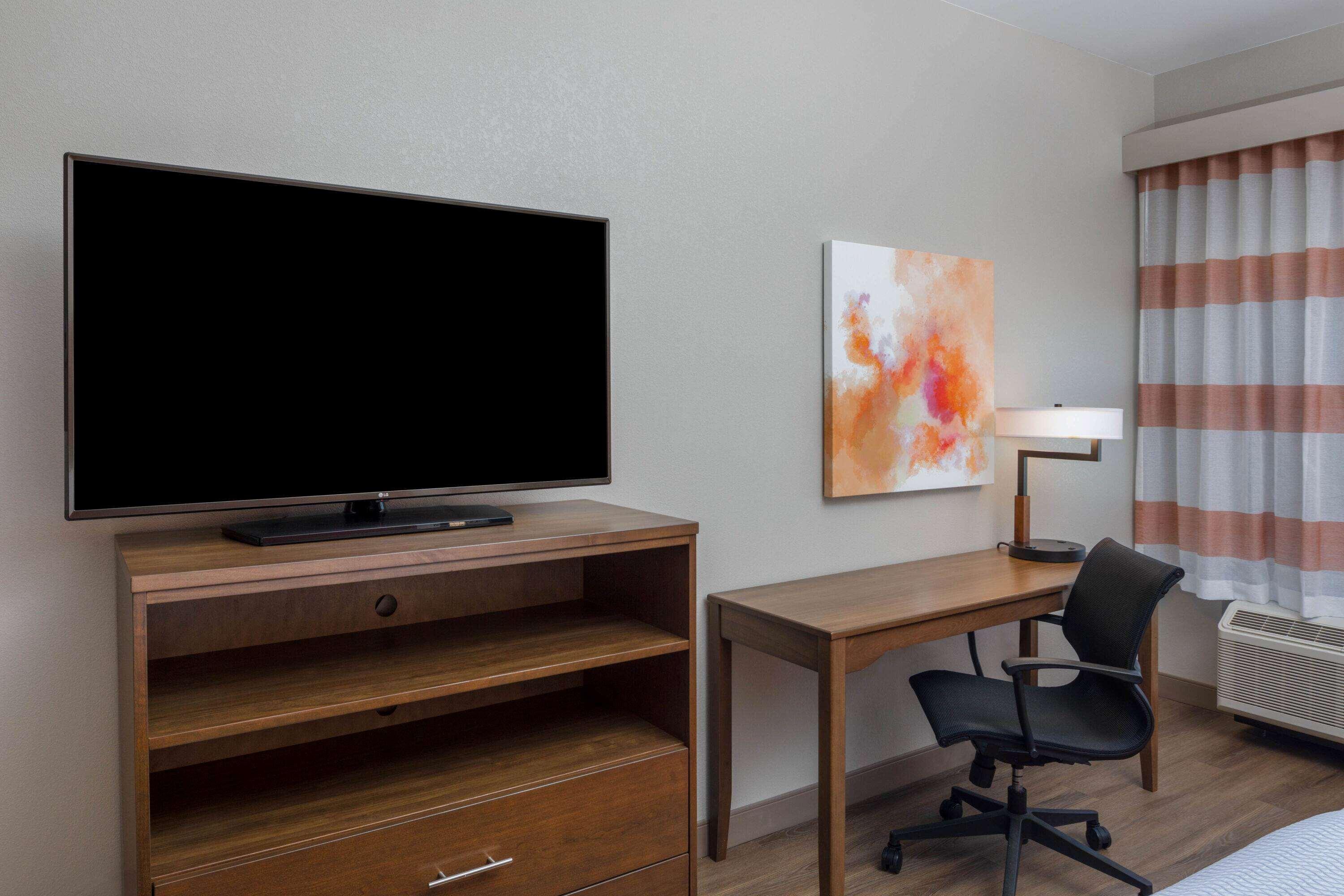 La Quinta Inn & Suites by Wyndham Perry — photo 5