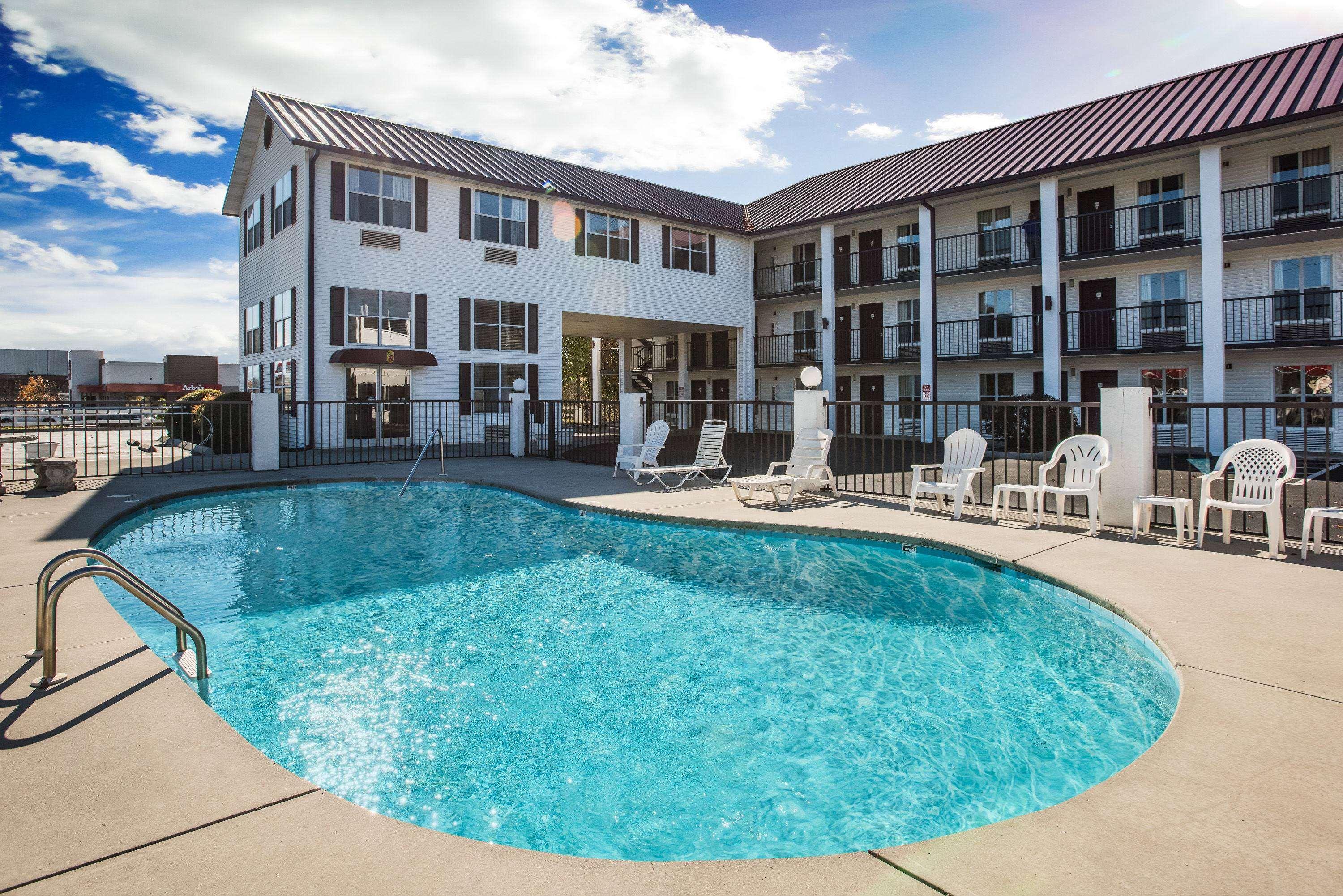 Super 8 by Wyndham Sevierville Riverside — photo 3