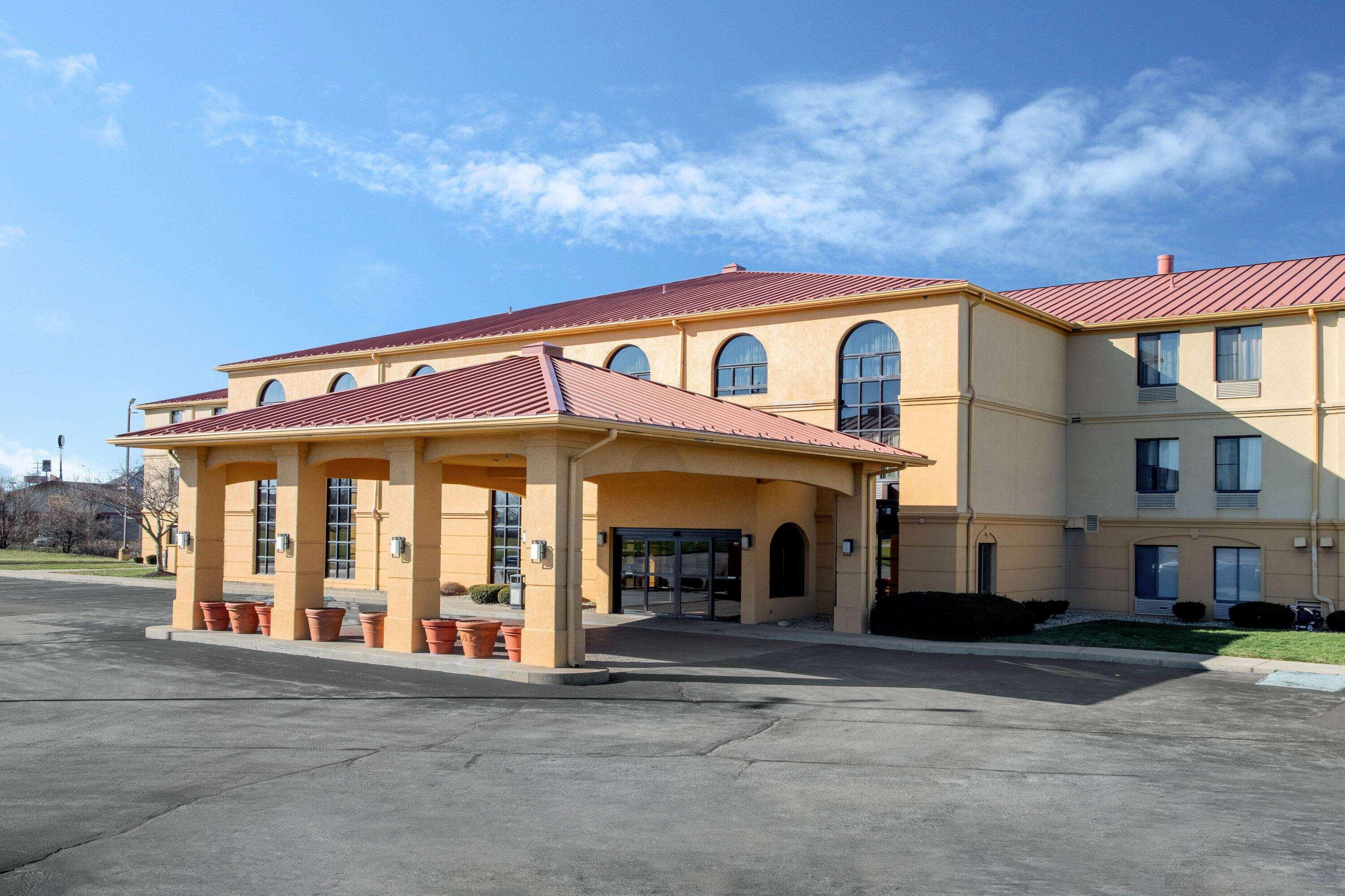 La Quinta Inn & Suites by Wyndham Indianapolis Greenwood — photo 4