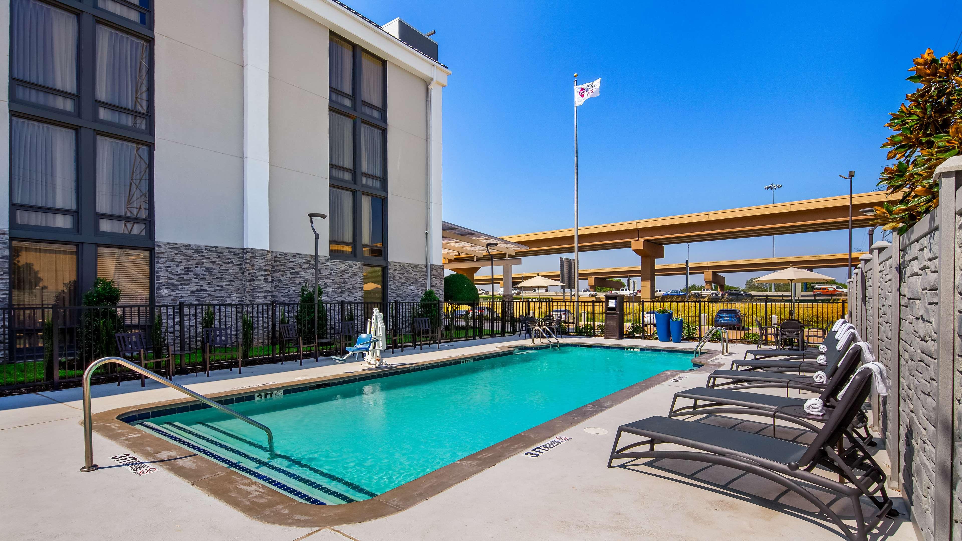 Best Western Plus Hotel Dallas I-35 at Walnut Hill — photo 4