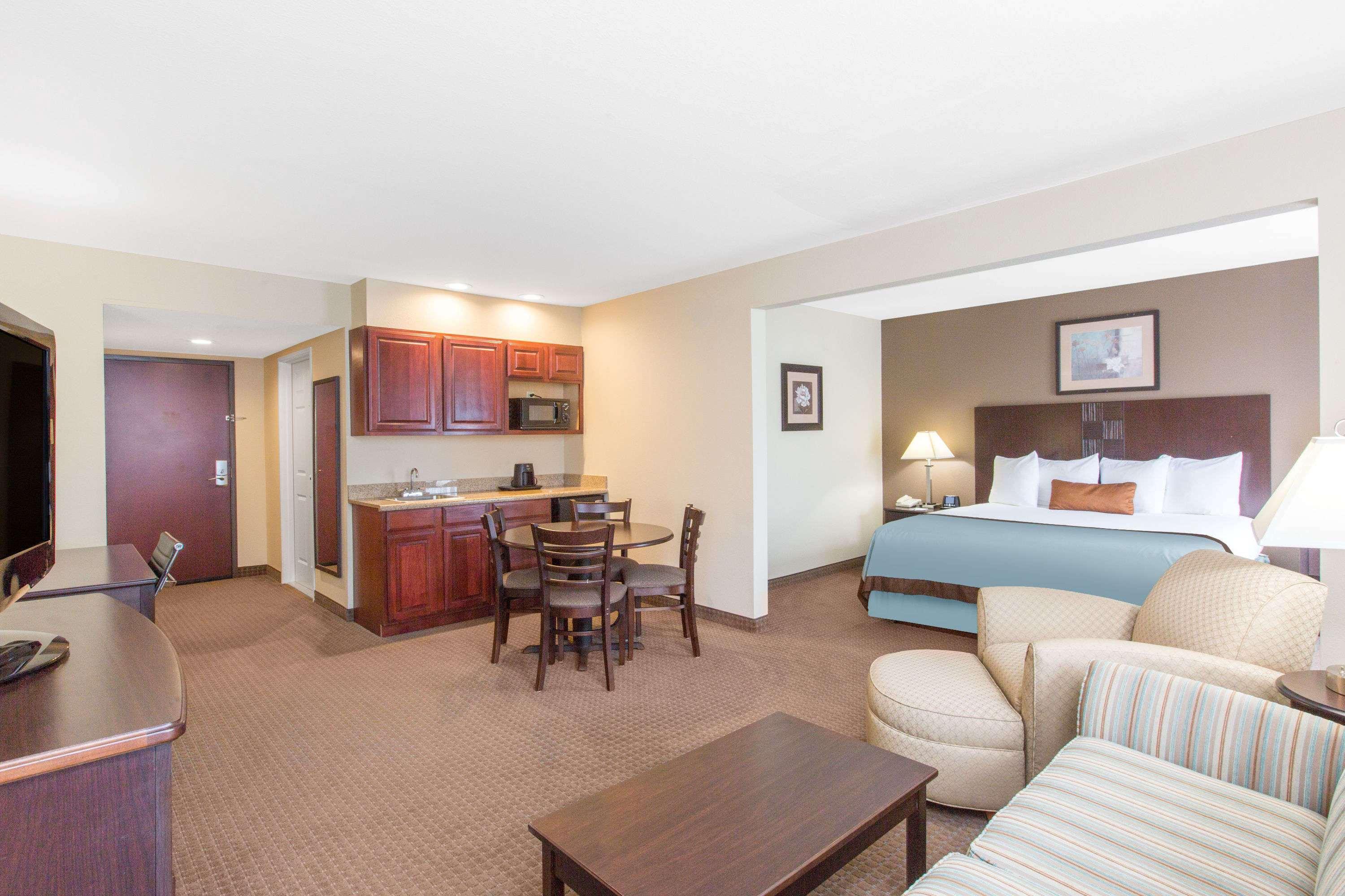 Wingate By Wyndham Southport — photo 4