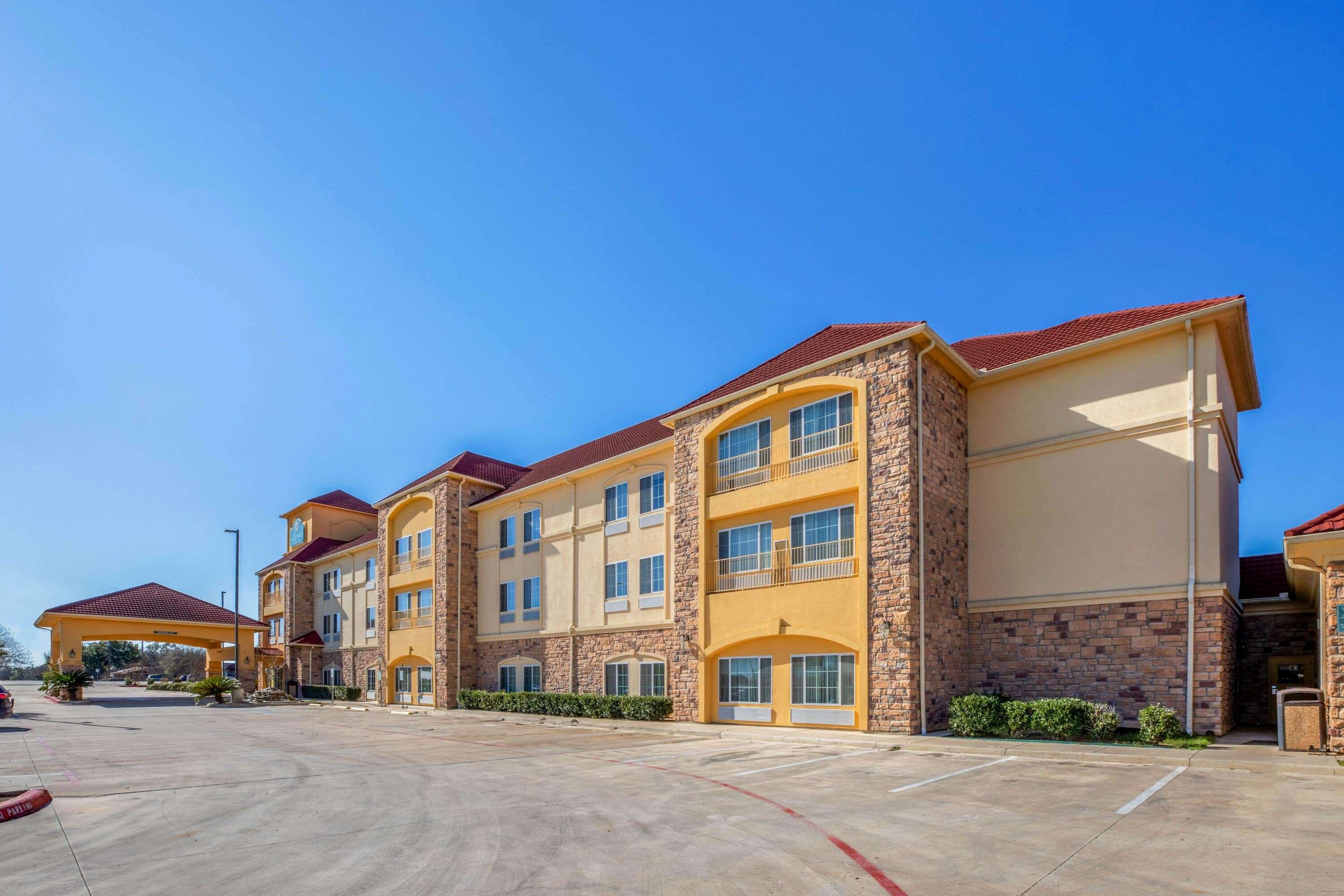 La Quinta Inn & Suites by Wyndham Floresville — photo 4