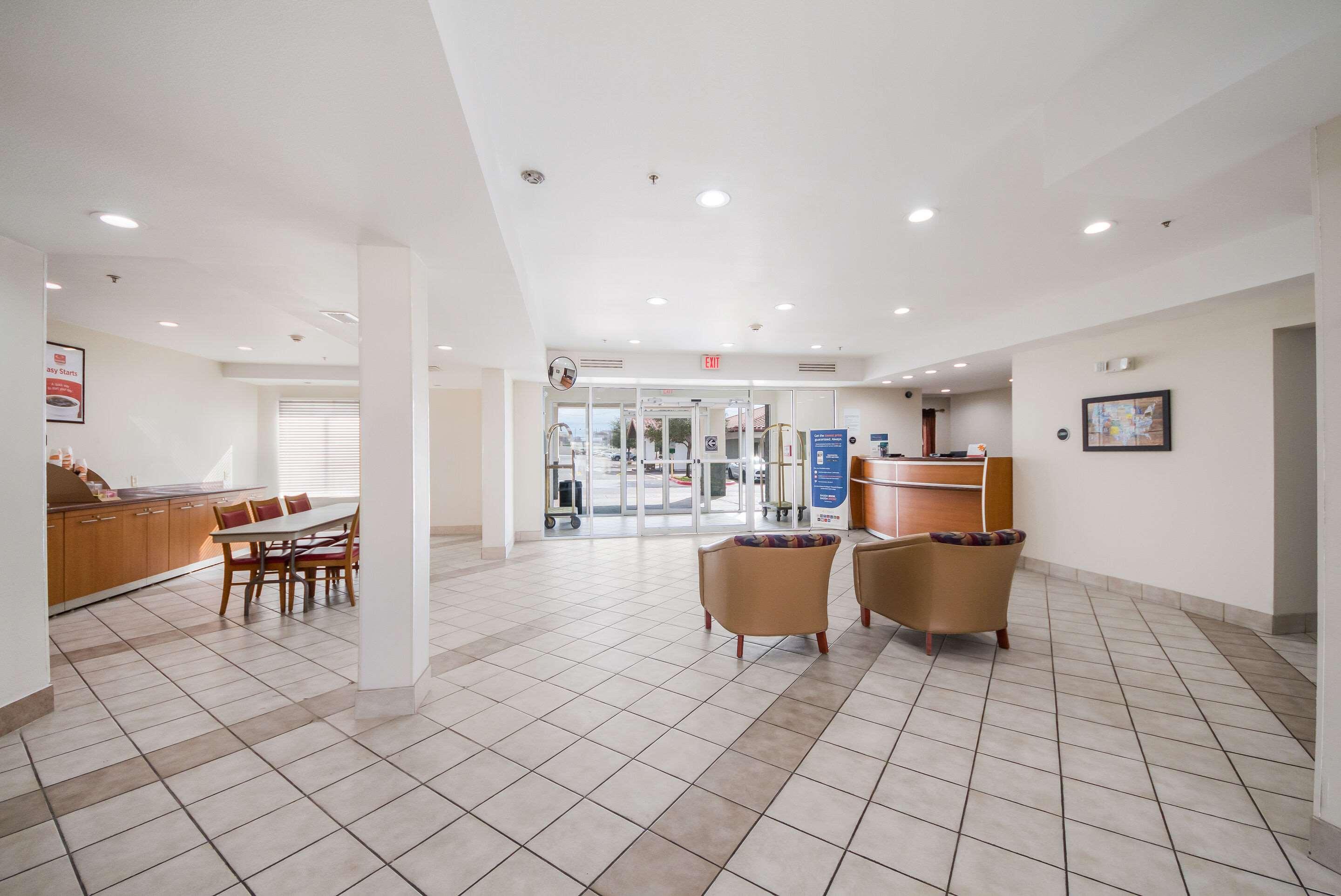 Econo Lodge Laredo — photo 4