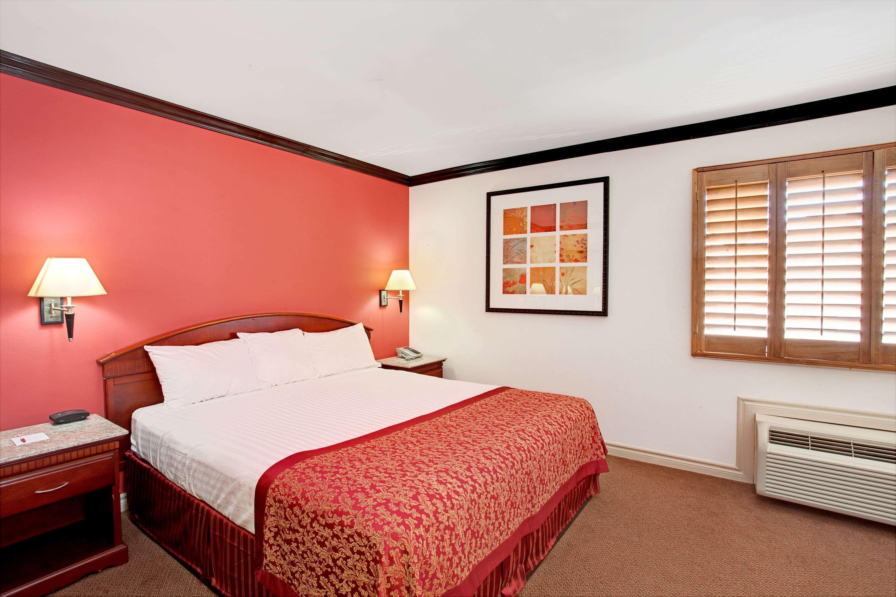 Ramada Pasadena — photo 4