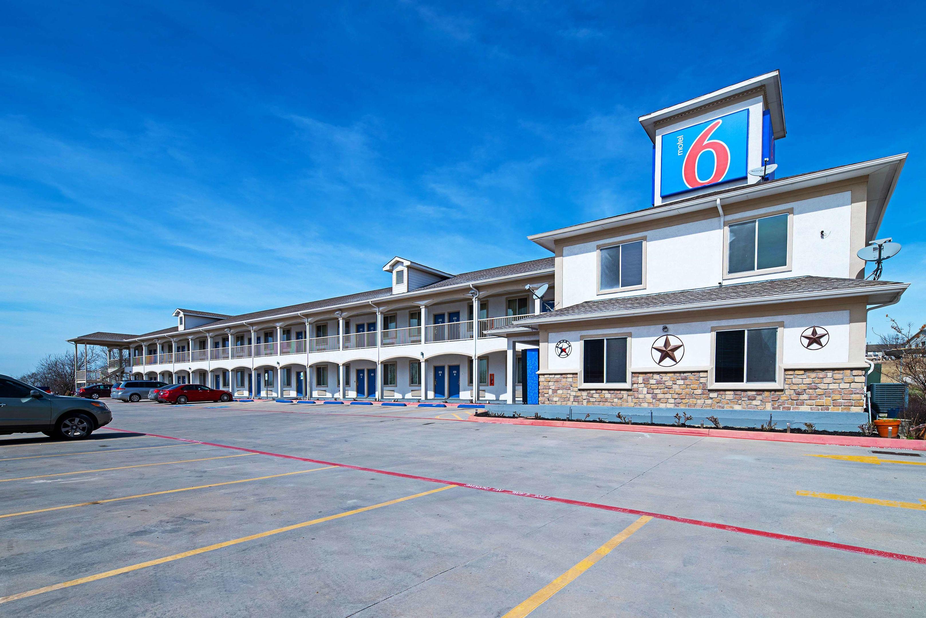 Motel 6 Rhome — photo 5