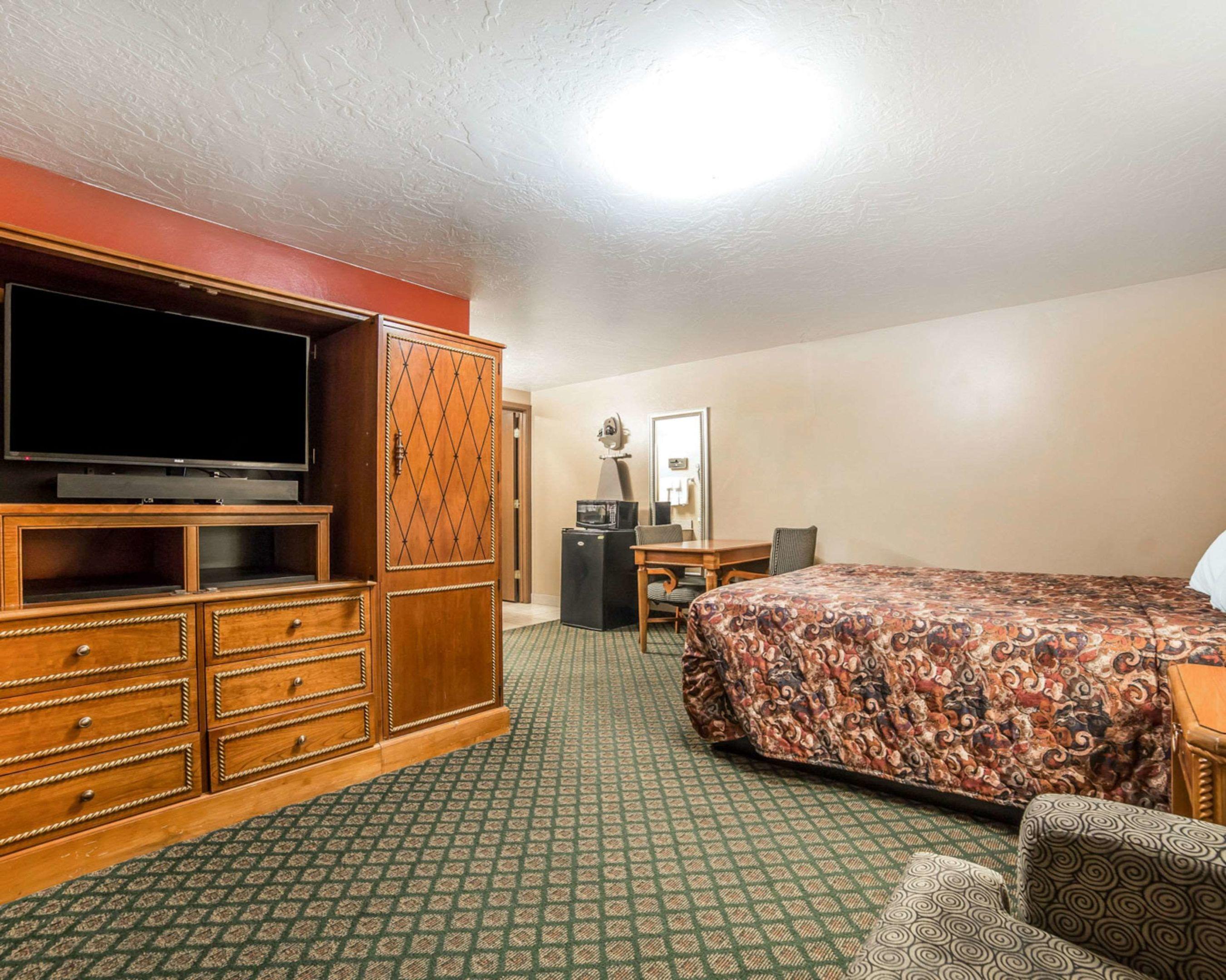 Rodeway Inn & Suites — photo 4