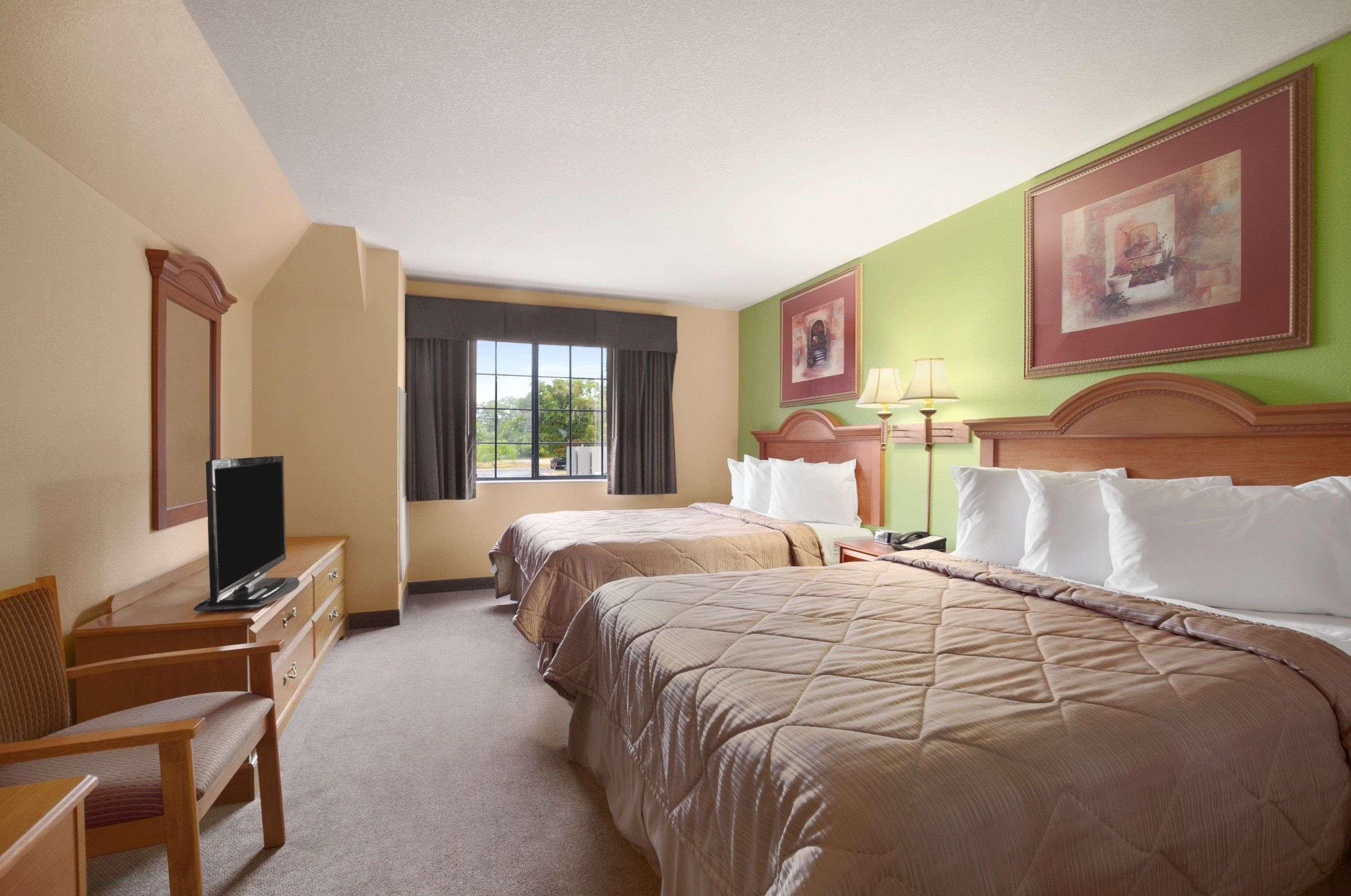 Days Inn and Suites San Antonio North/Stone Oak — photo 4