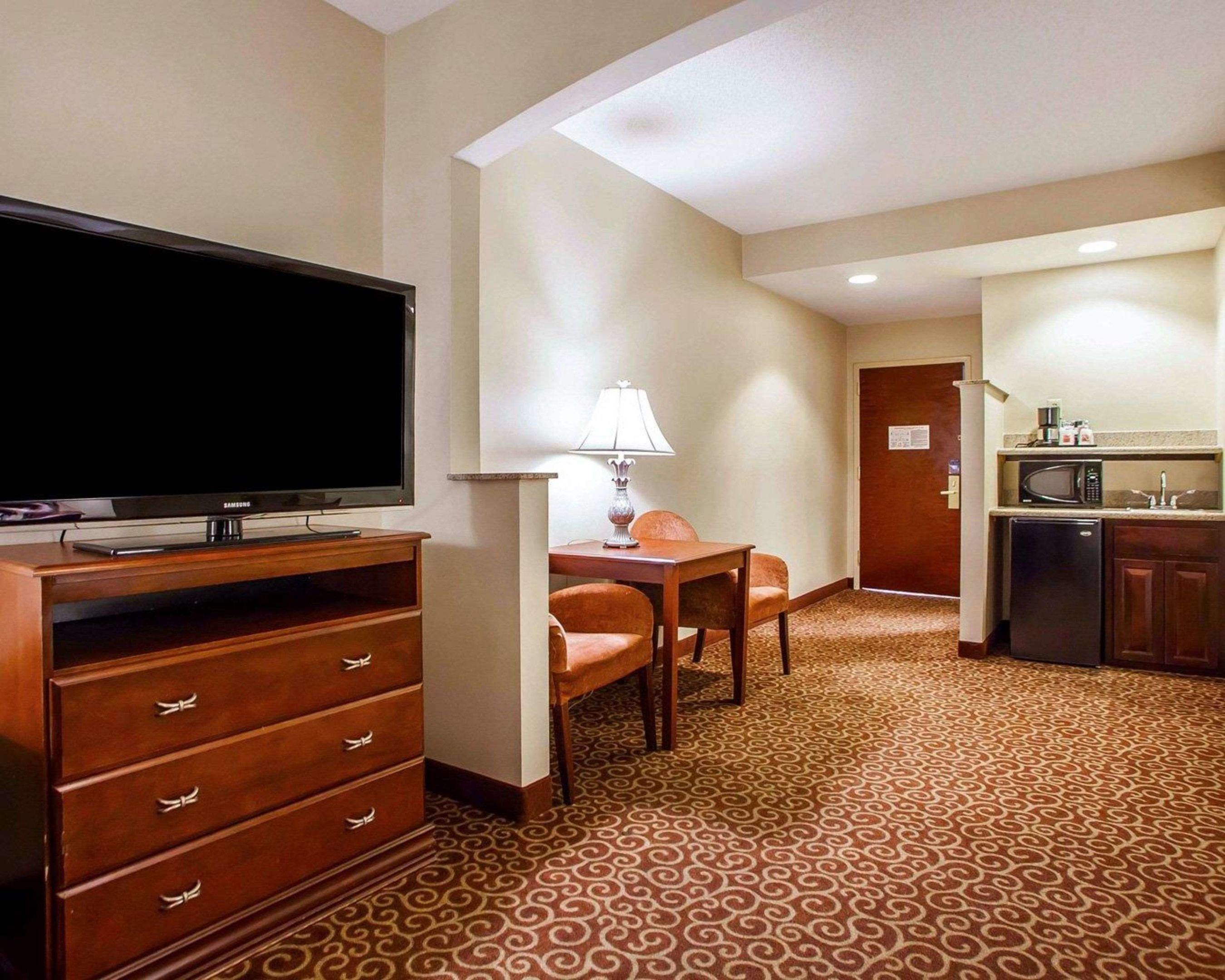 Comfort Suites East Brunswick — photo 4