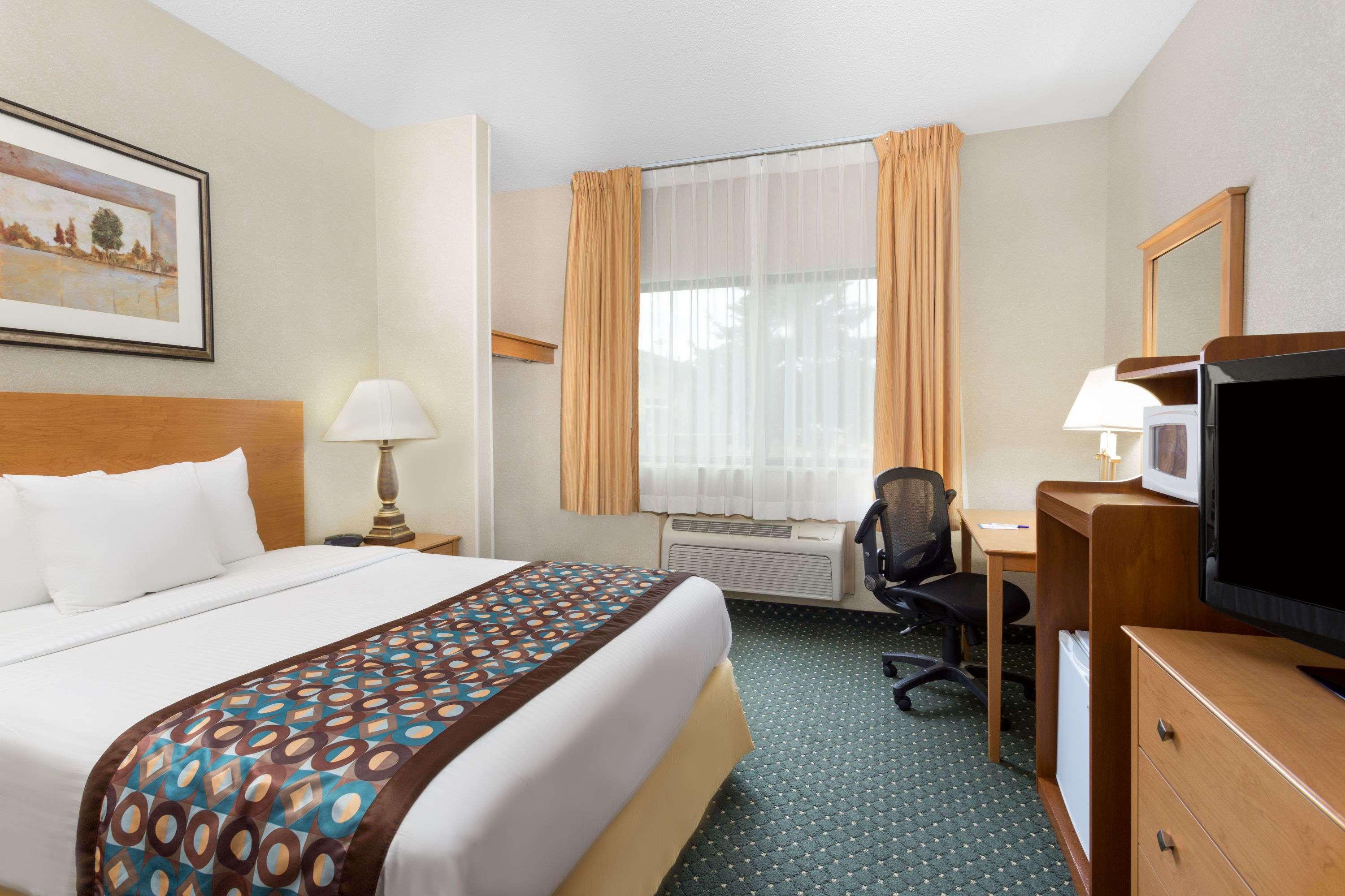 Baymont Inn & Suites Waterloo — photo 4