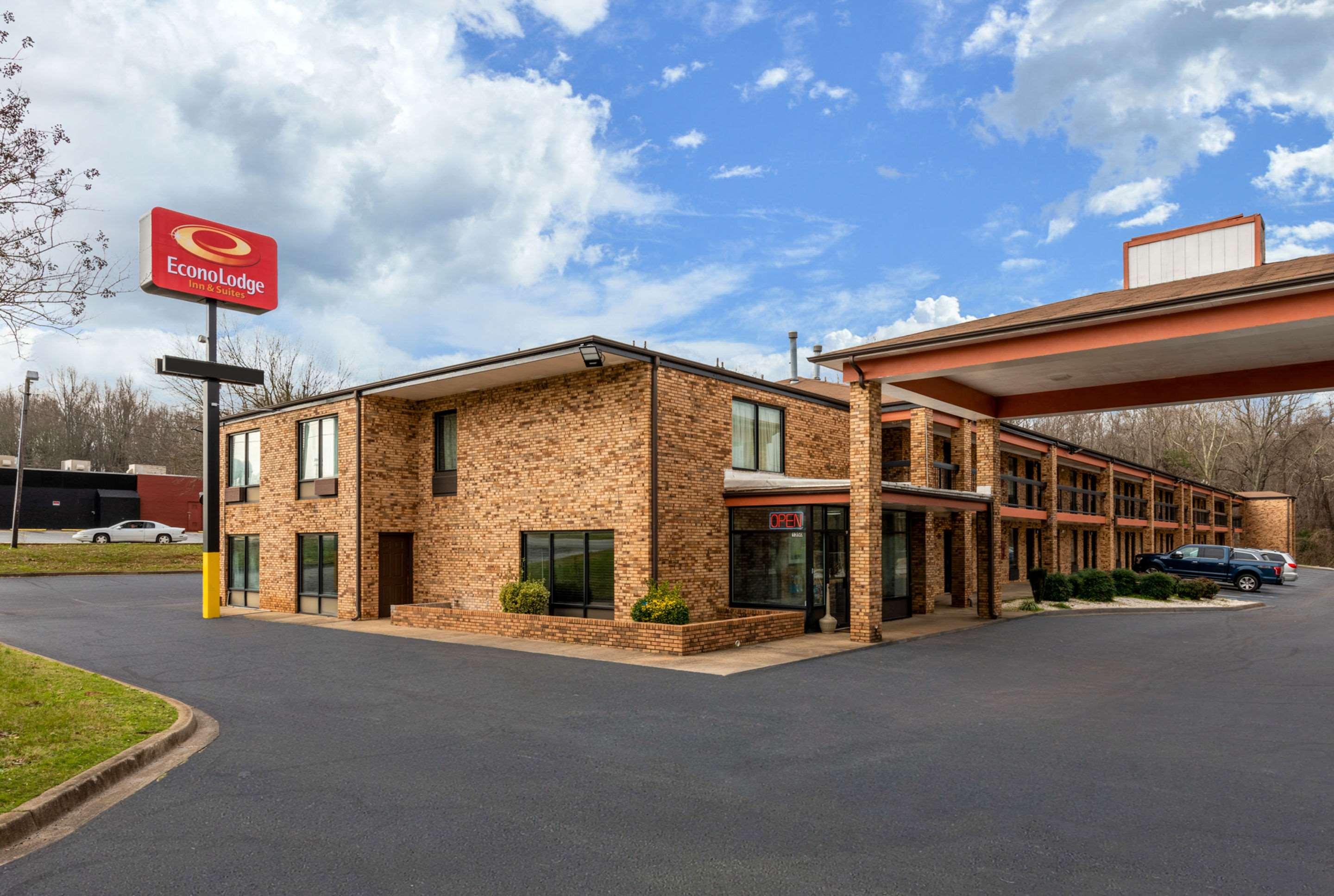 Econo Lodge Inn & Suites — photo 4
