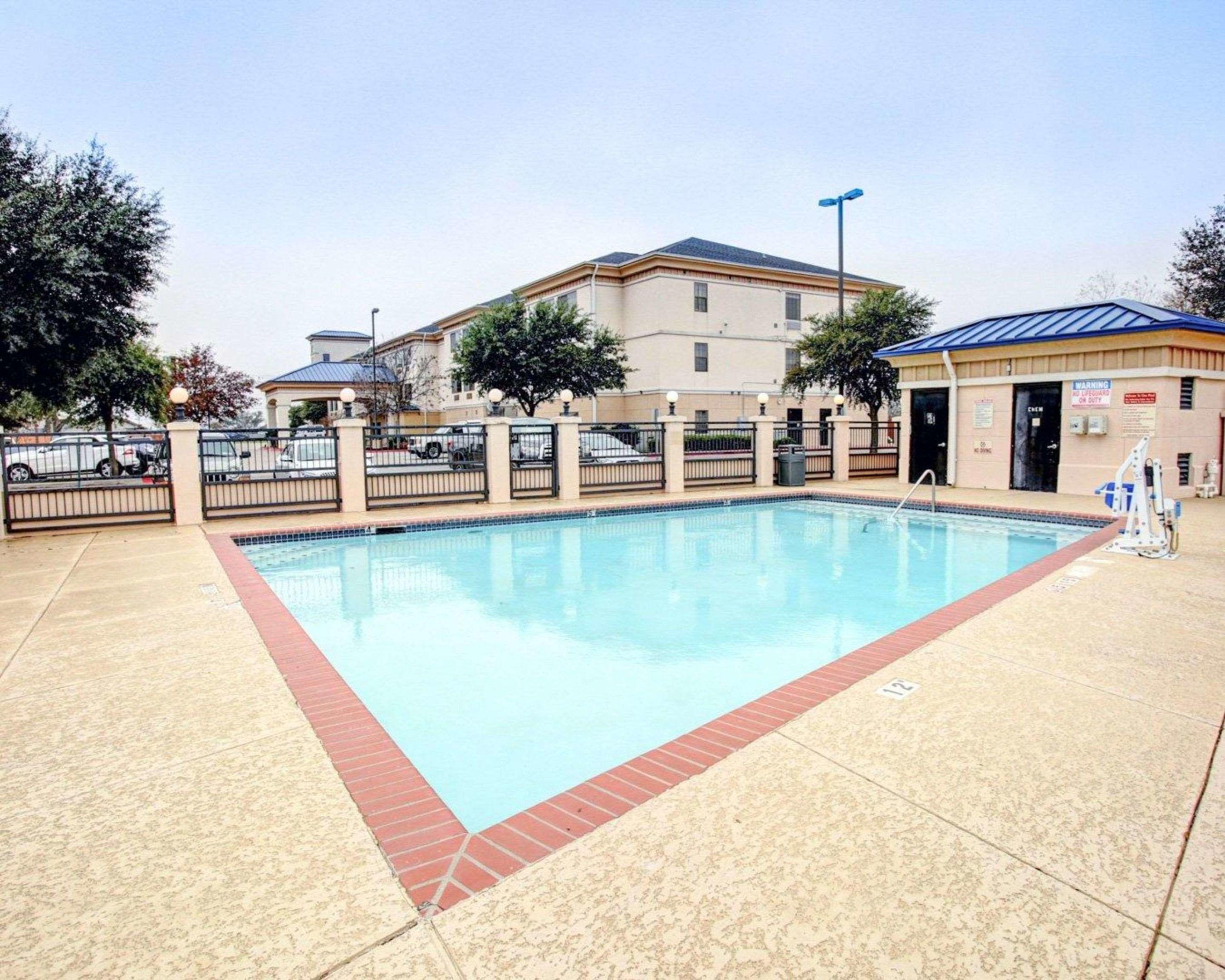 Quality Inn & Suites Airport — photo 4