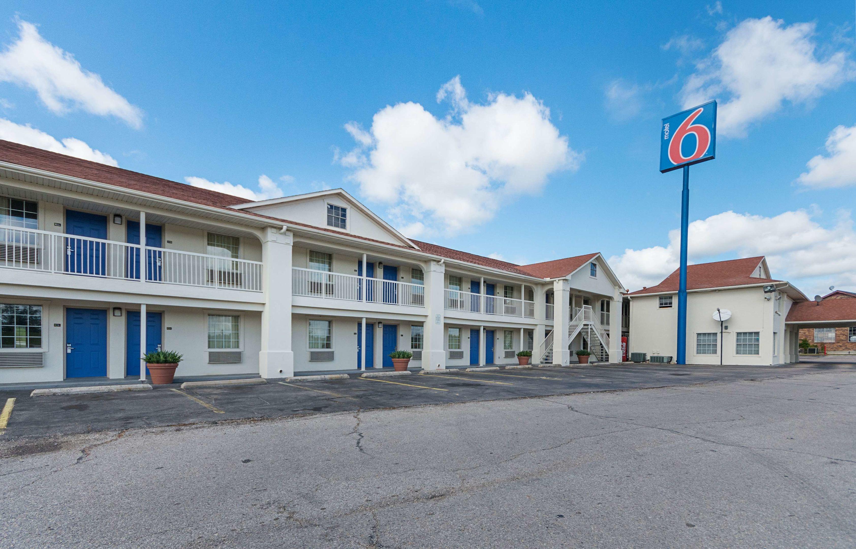 Motel 6 Livingston TX