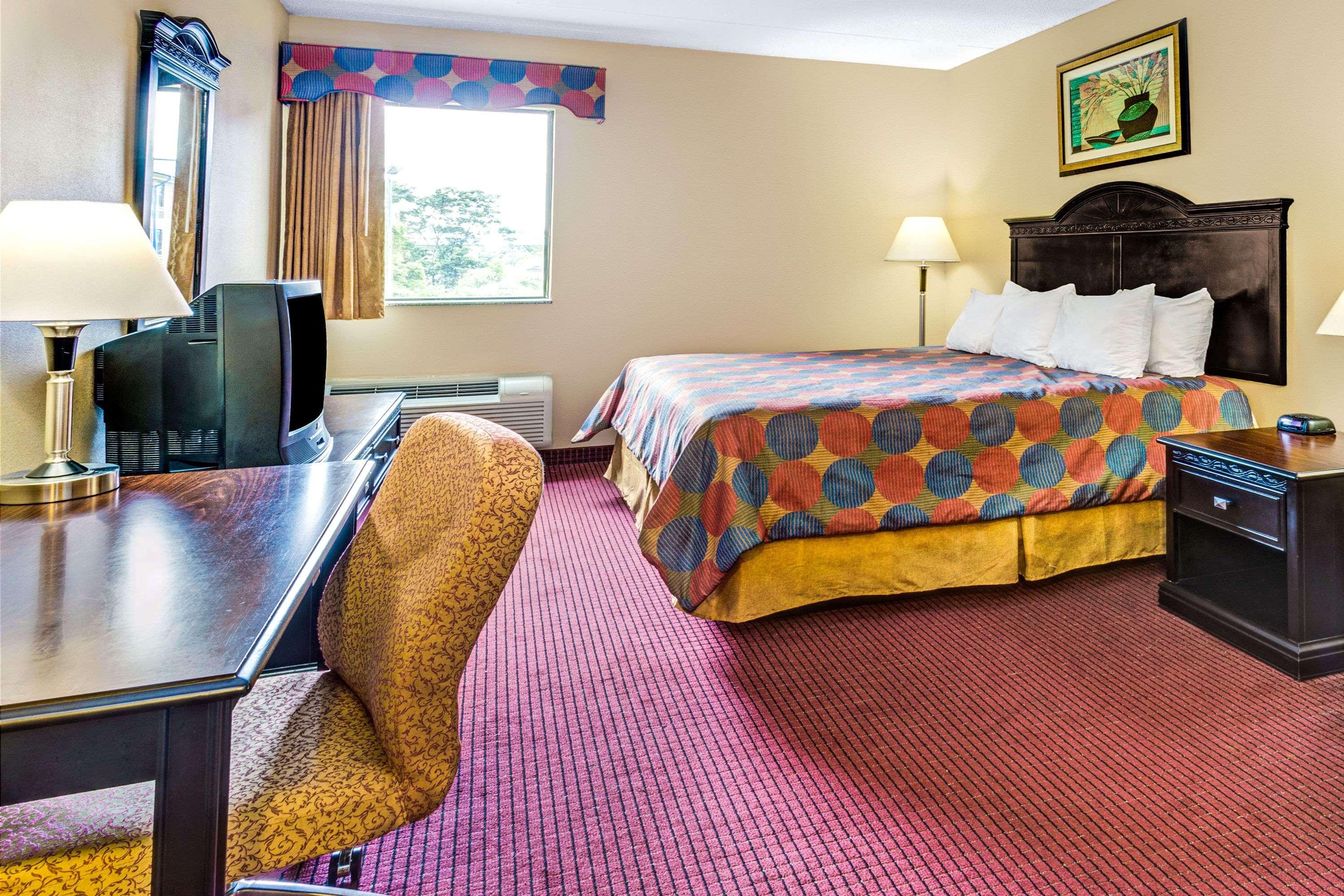 Days Inn and Suites Jeffersonville