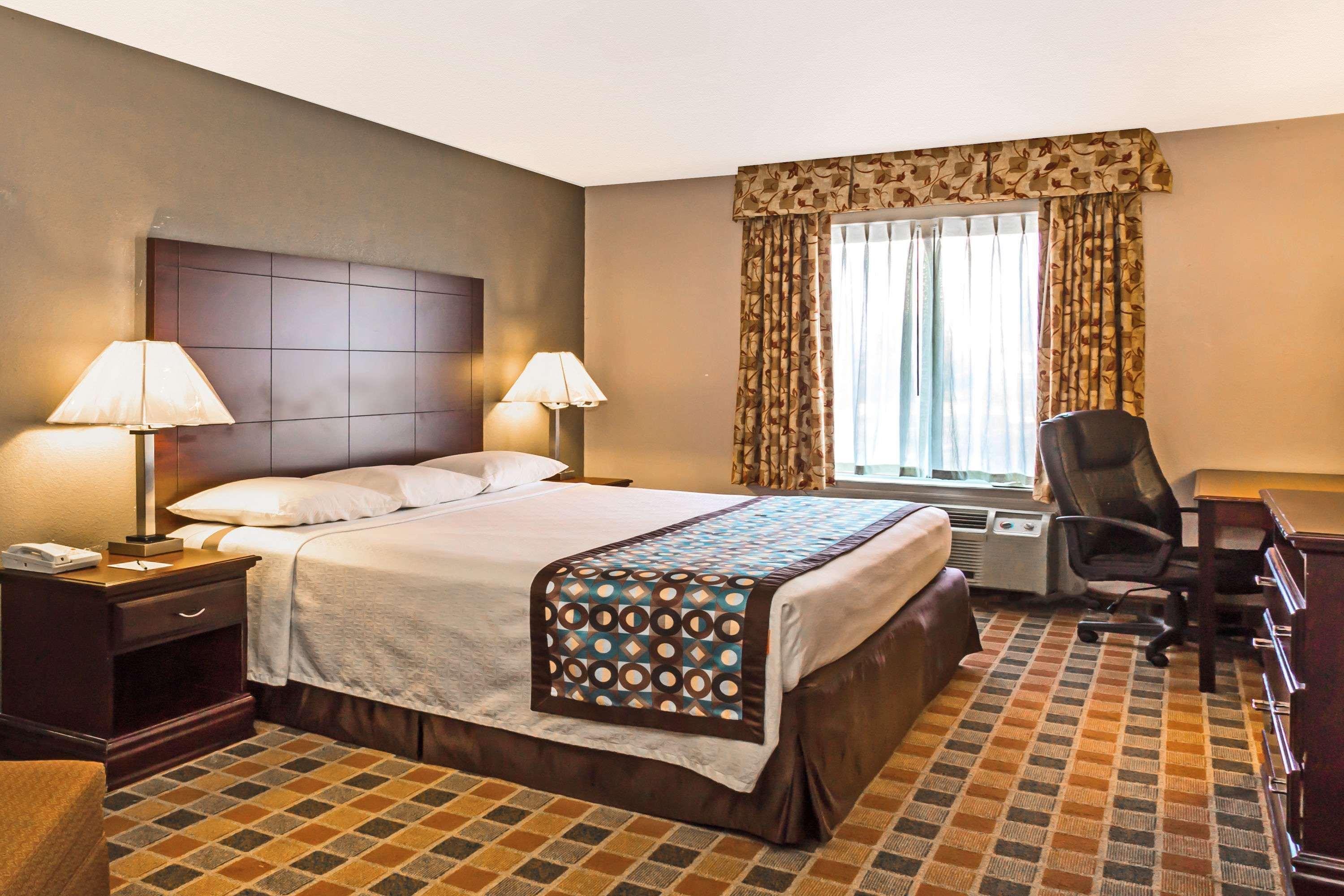 Super 8 by Wyndham Frankfort IN — photo 4