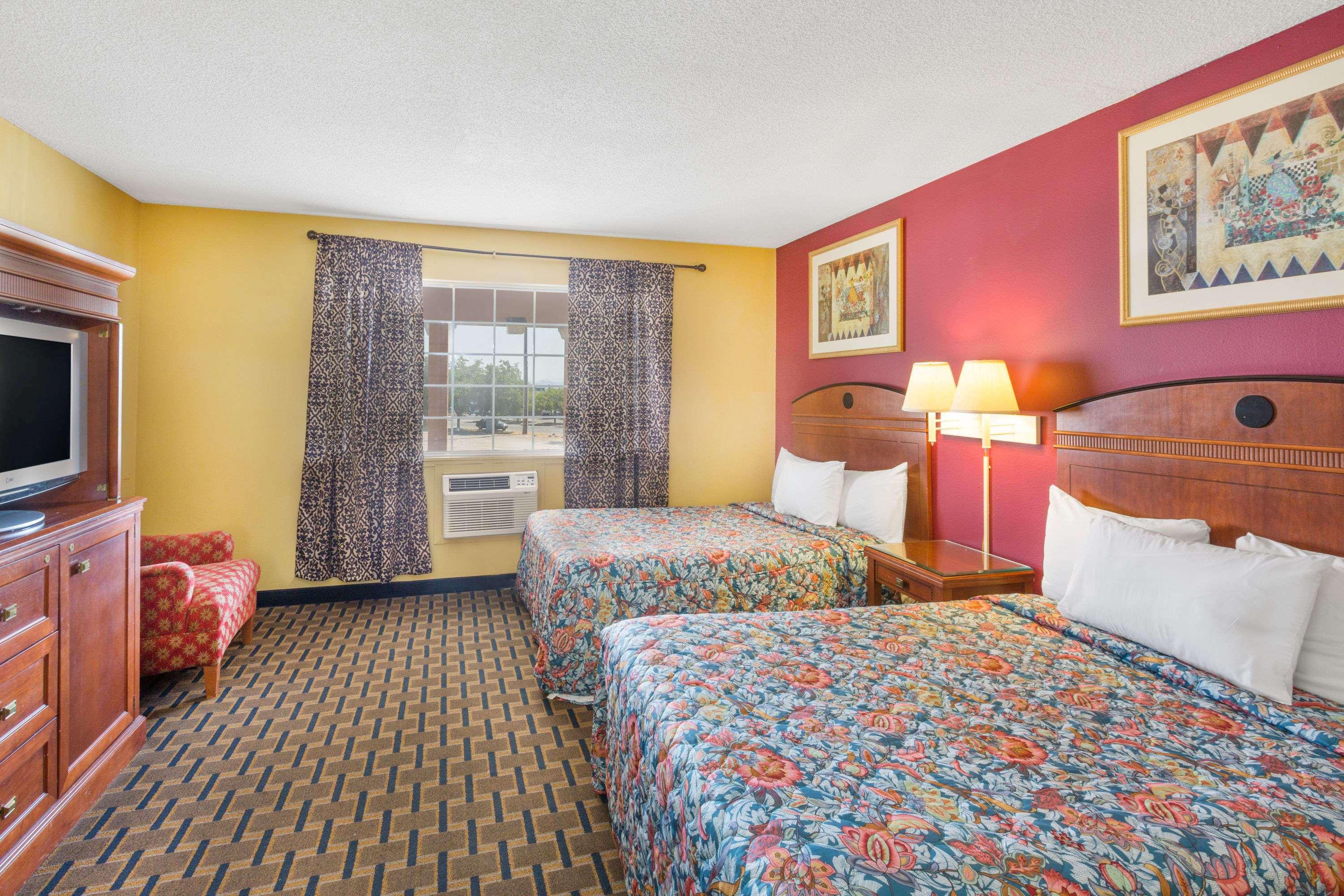 Days Inn by Wyndham Red Bluff — photo 4