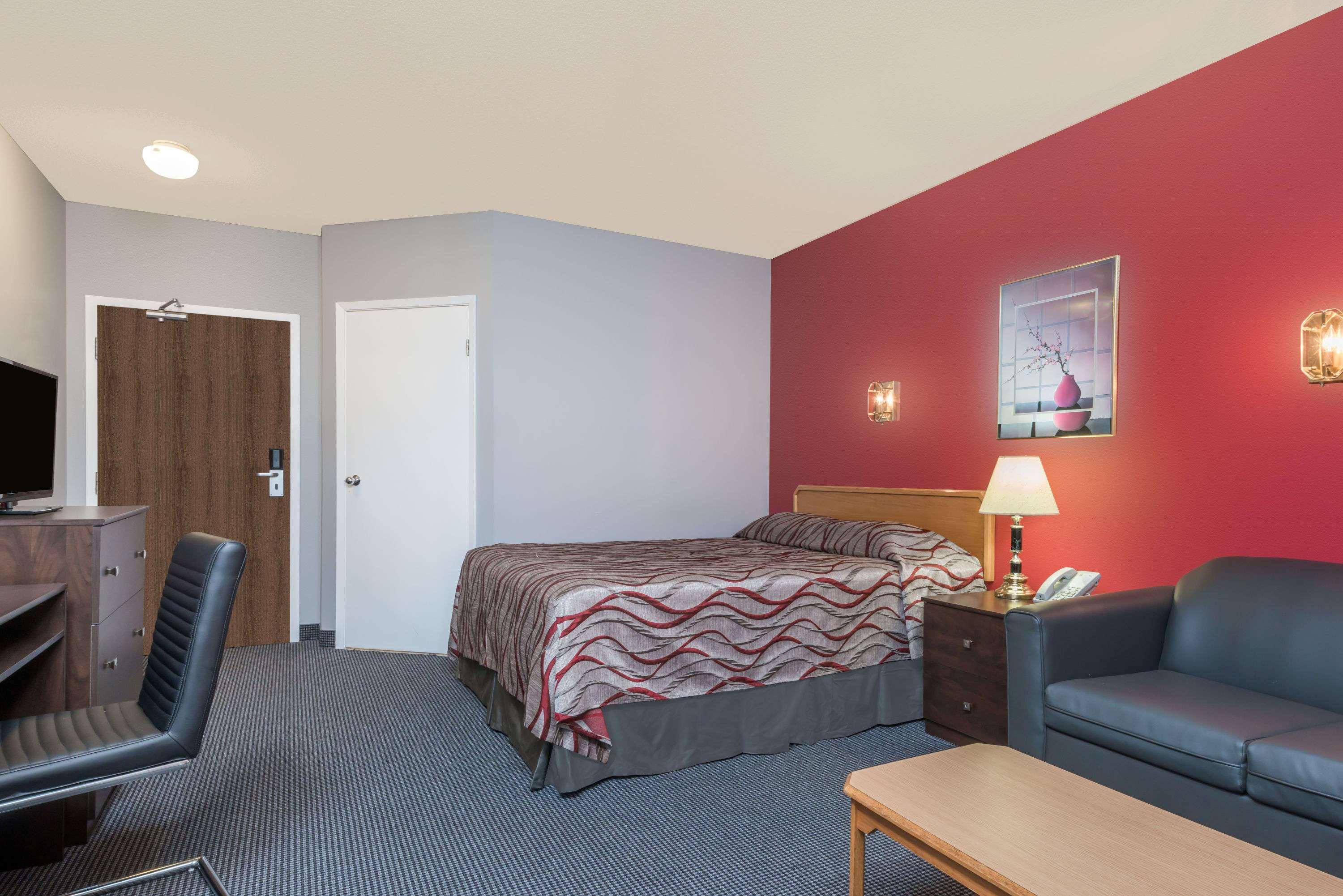 Super 8 by Wyndham Mt Hope Hamilton Intl Arpt ON — photo 5