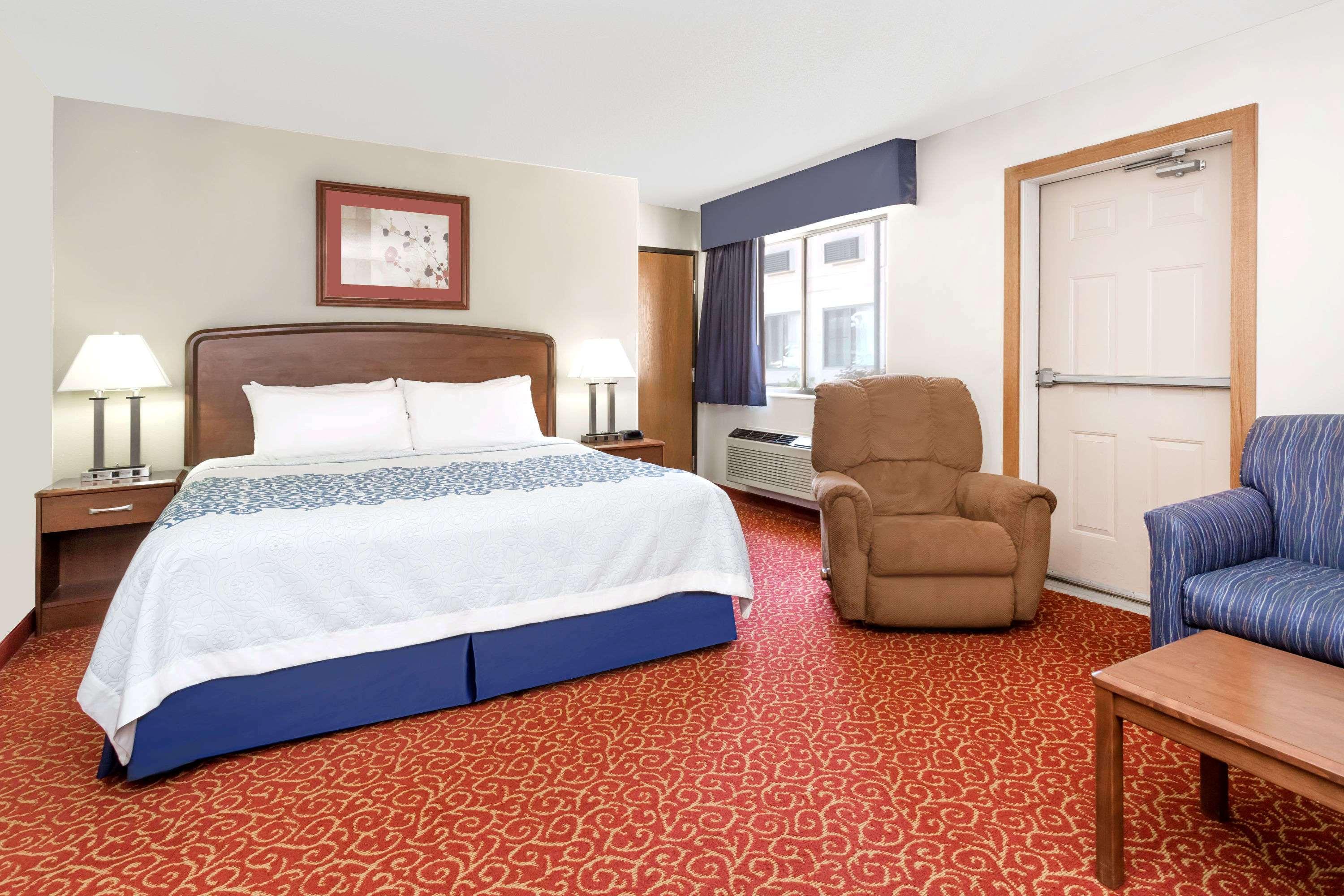 Days Inn by Wyndham Sidney — photo 4