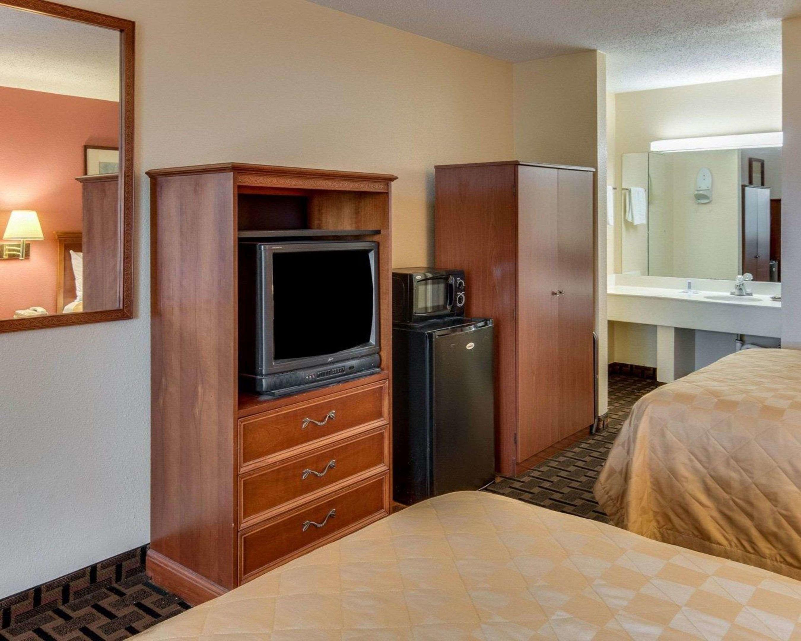 Rodeway Inn & Suites — photo 4