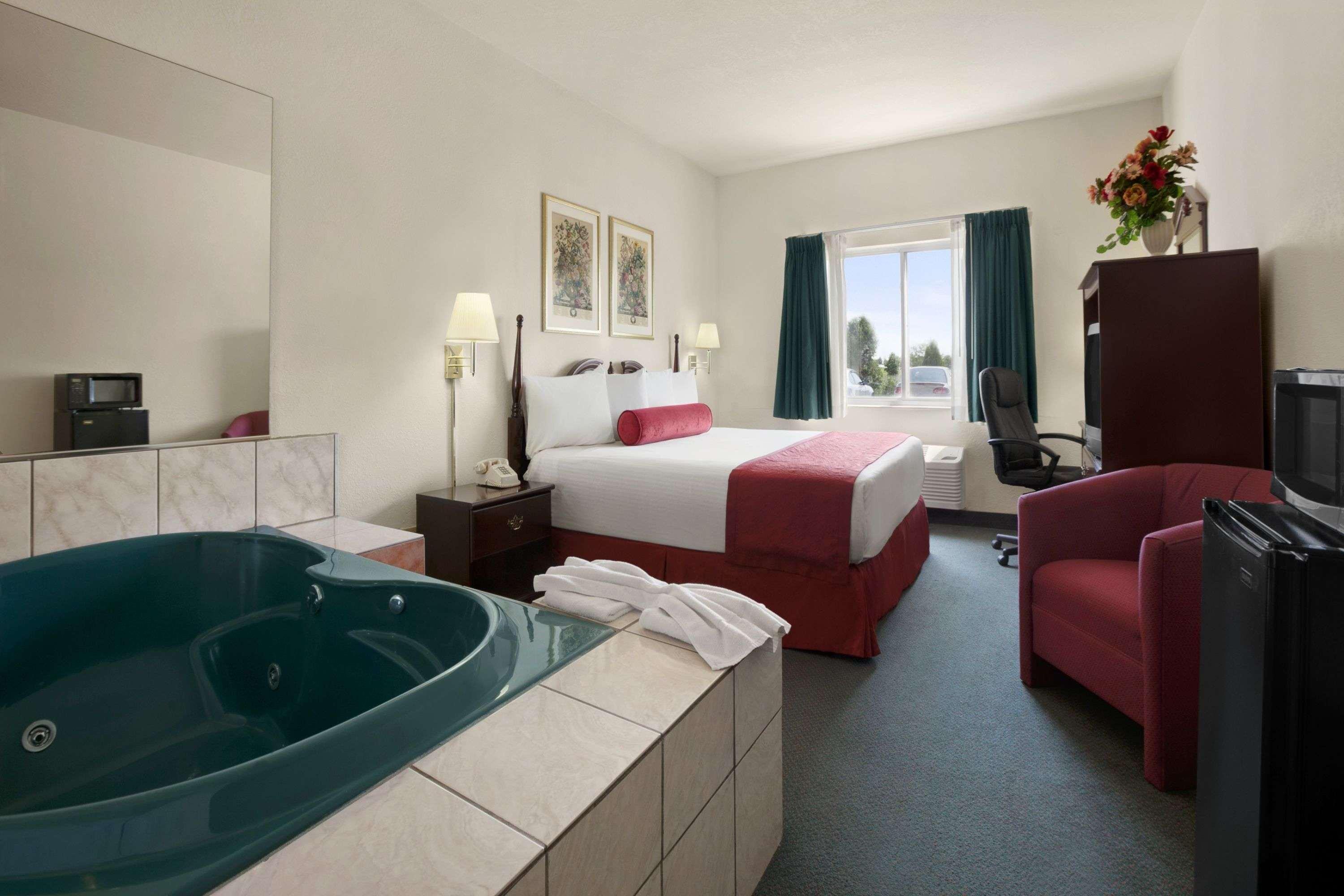 Days Inn & Suites by Wyndham Romeoville — photo 5