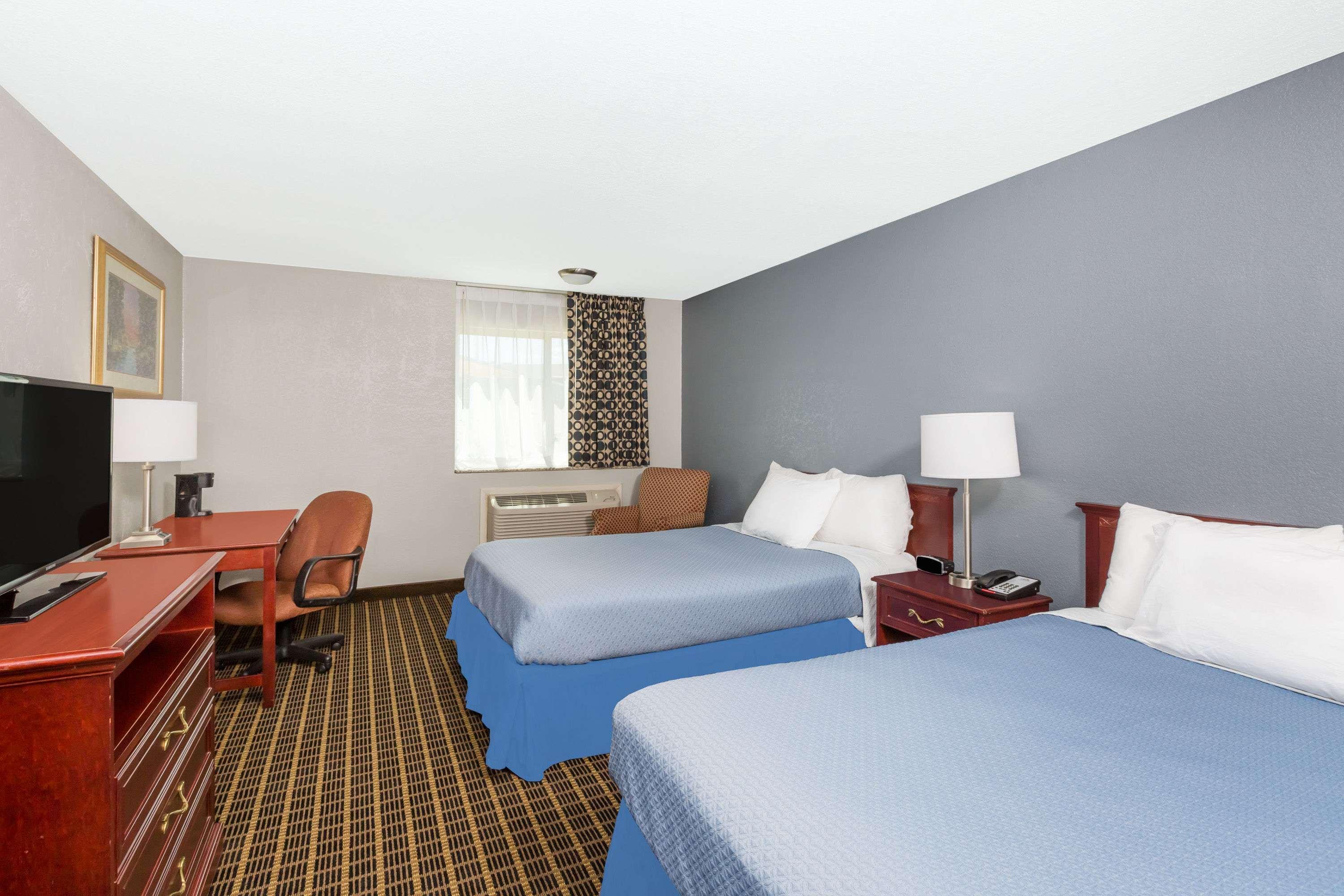 Days Inn by Wyndham West Des Moines — photo 5