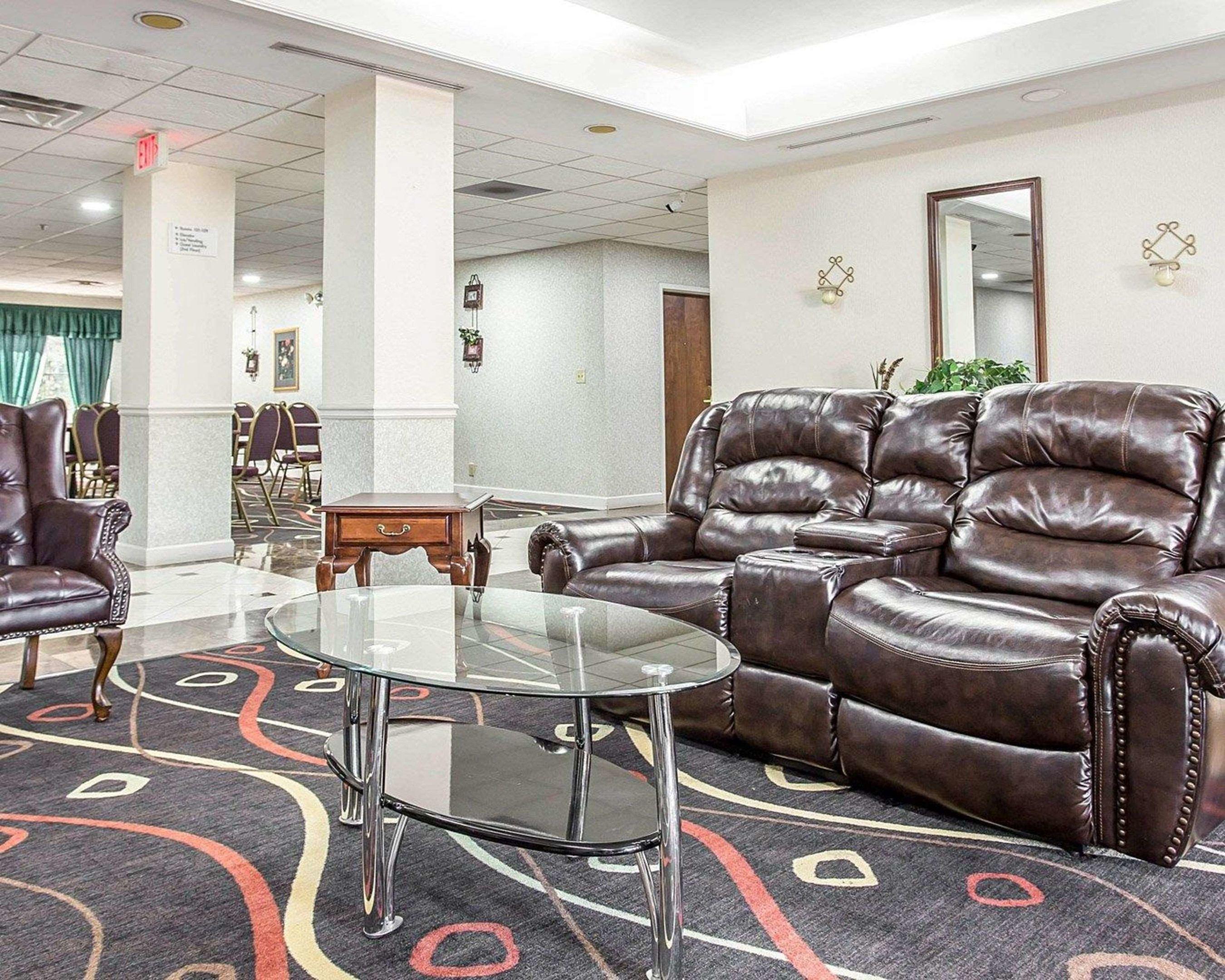 Econo Lodge Inn & Suites — photo 5
