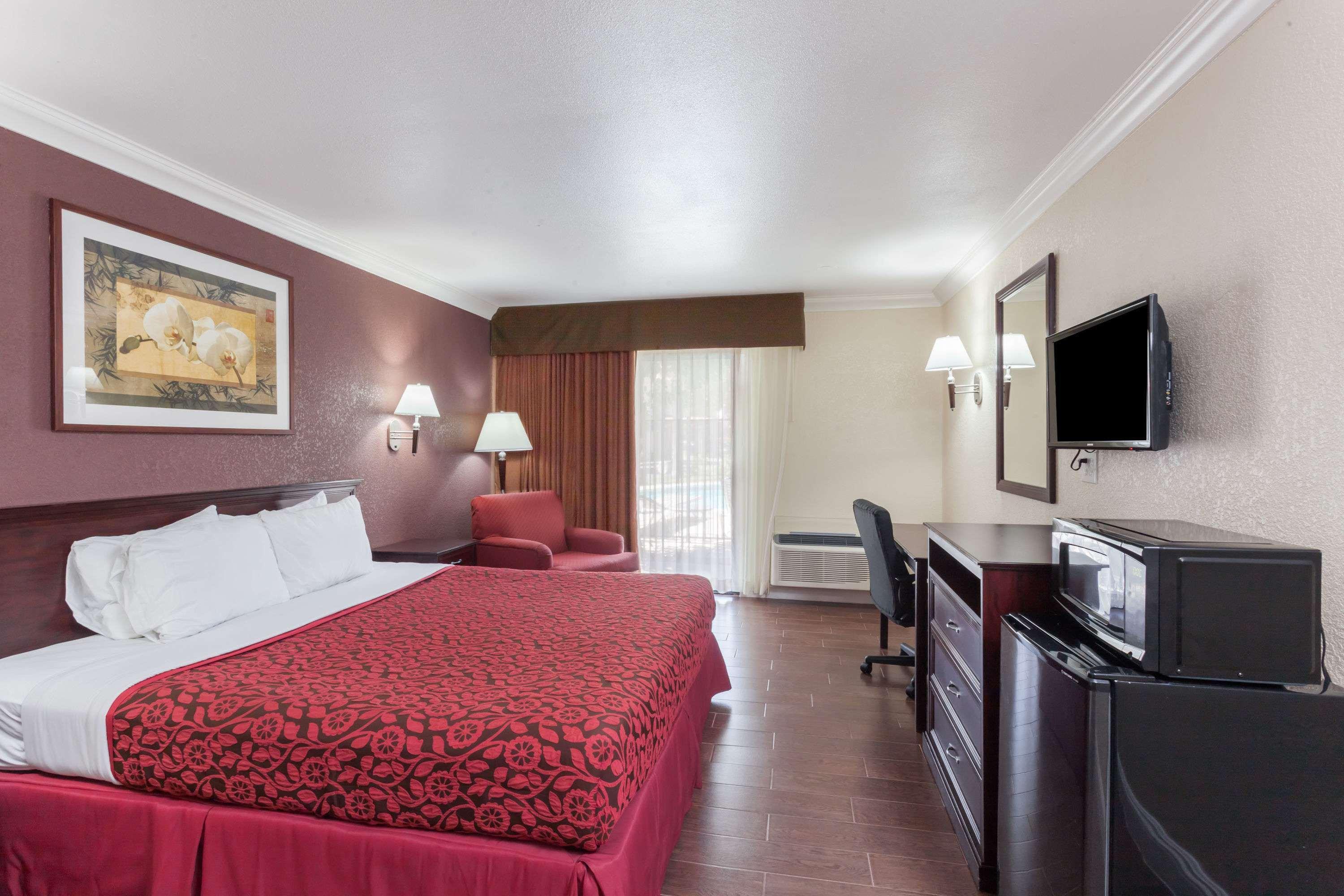 Days Inn by Wyndham San Bernardino/Redlands — photo 5