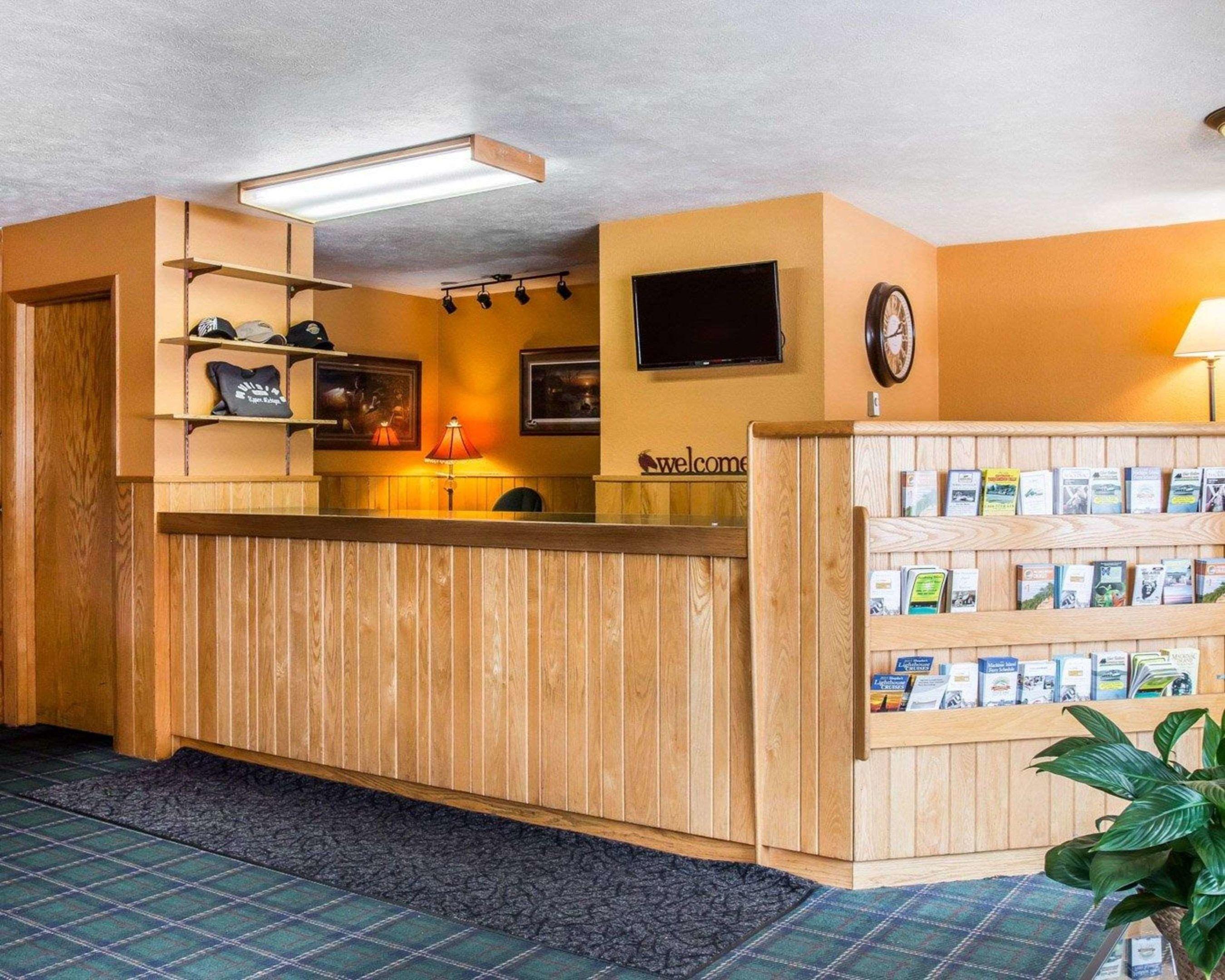 Econo Lodge Inn & Suites Munising Area — photo 5