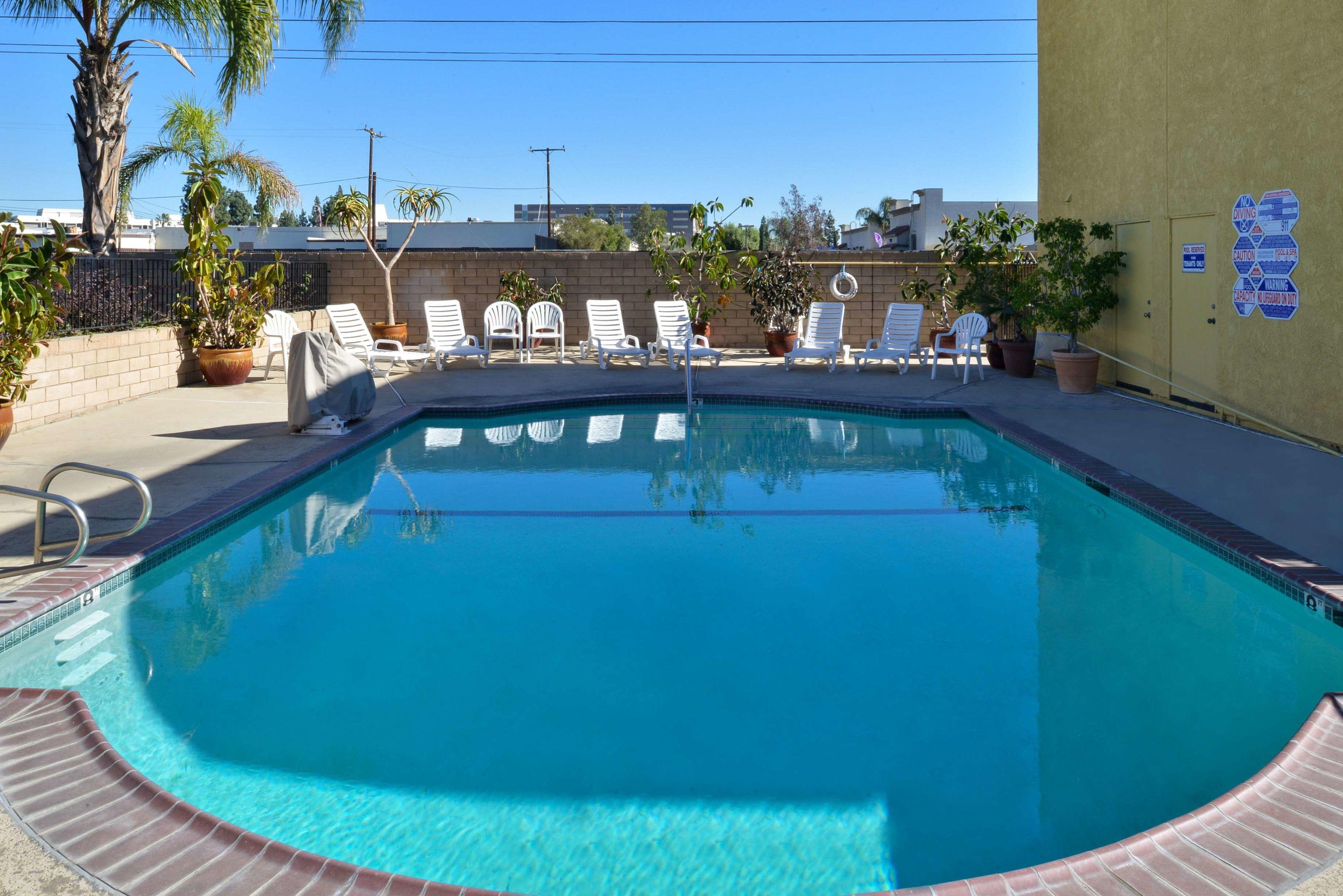 Americas Best Value Inn & Suites Fontana — photo 4