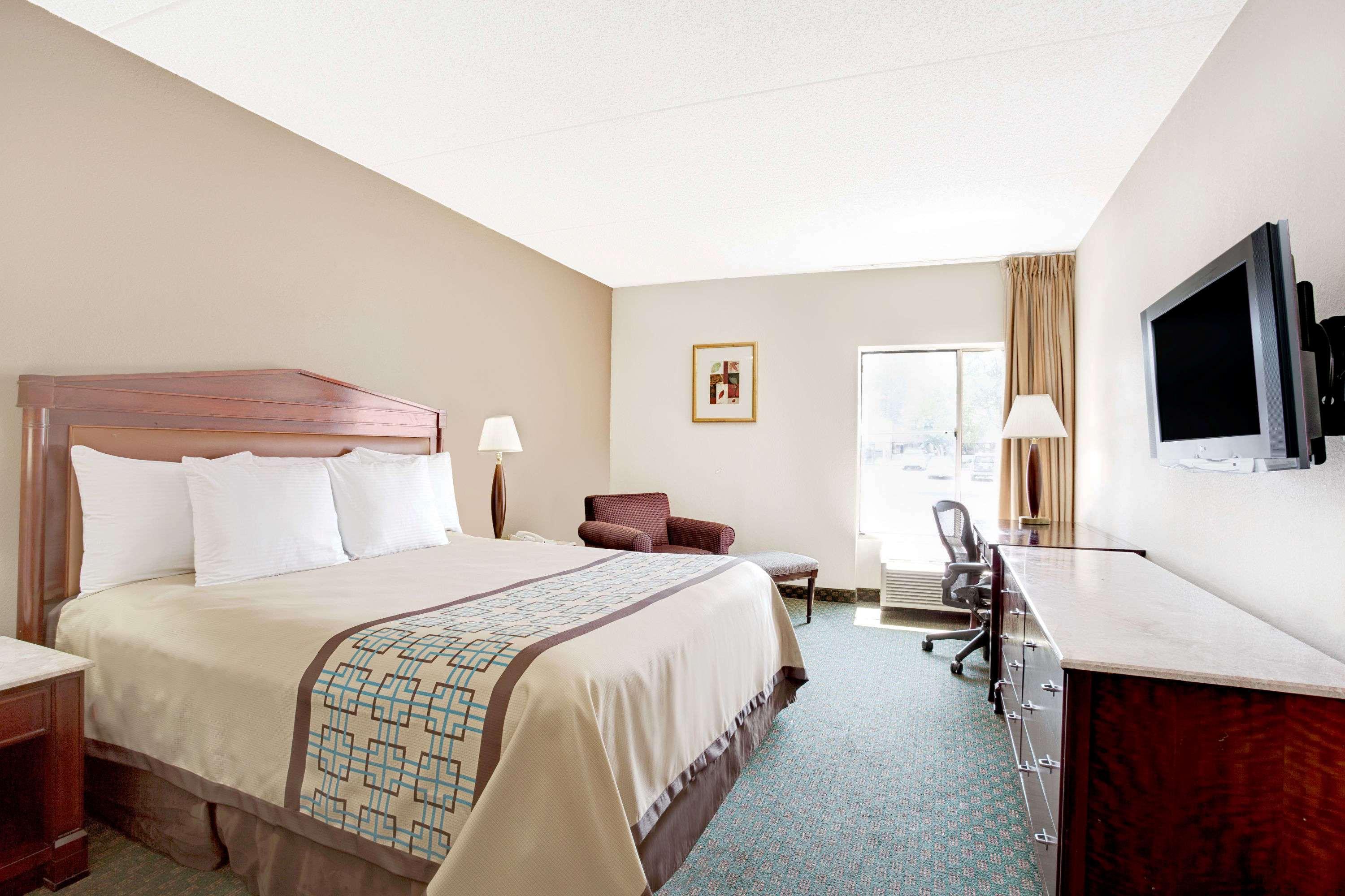 Days Inn by Wyndham Newport News City Center Oyster Point — photo 5