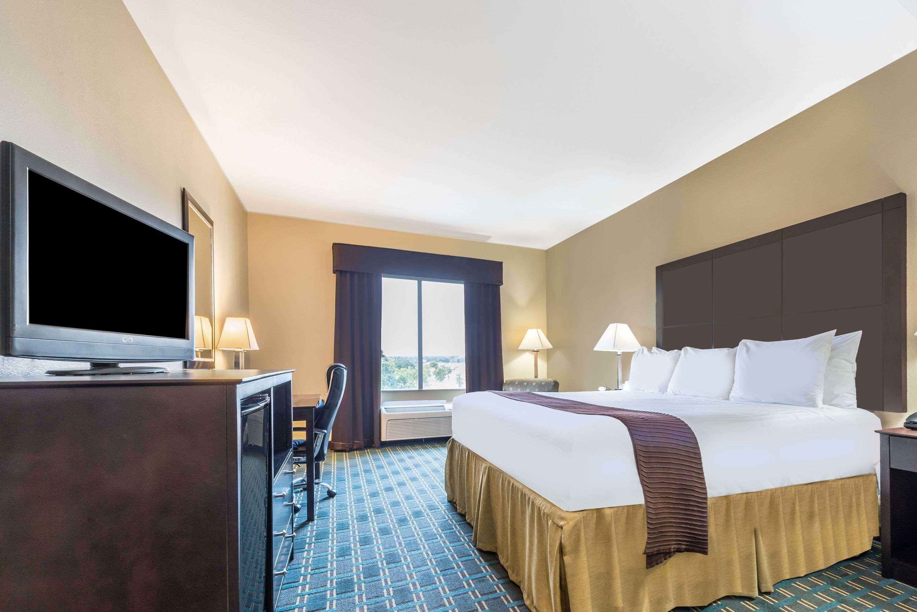 Days Inn and Suites Mineral Wells — photo 5
