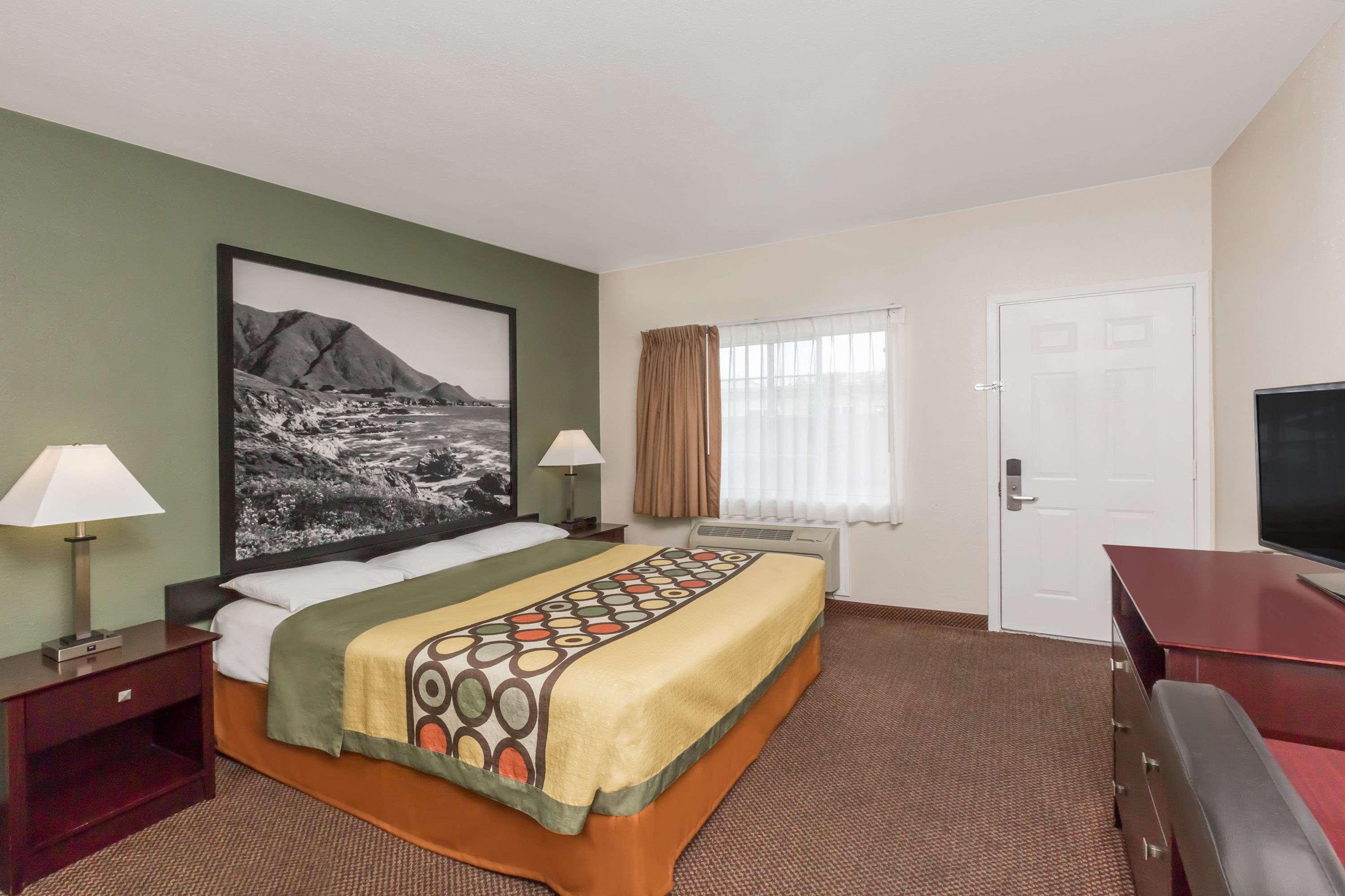 Super 8 by Wyndham Monterey — photo 4