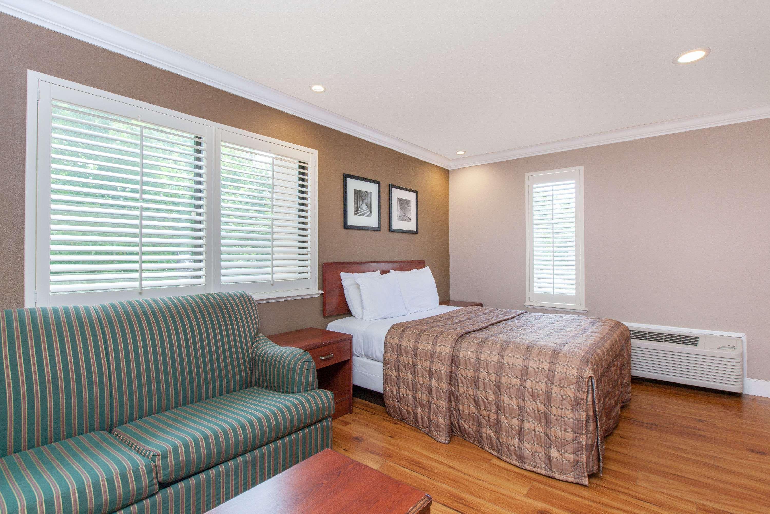 Days Inn by Wyndham San Francisco South/Oyster Point Airport — photo 3