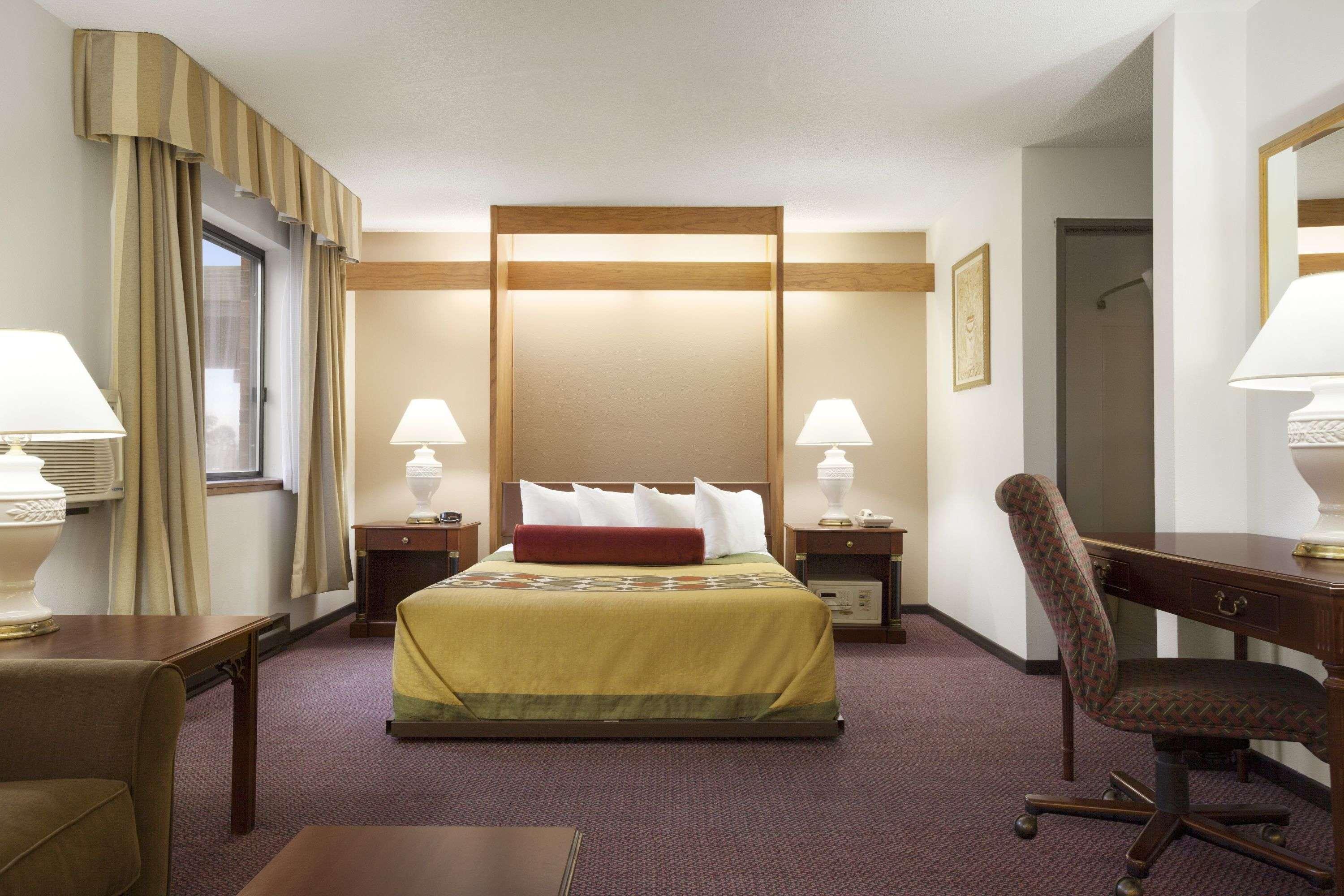 Super 8 by Wyndham Milwaukee Airport — photo 5