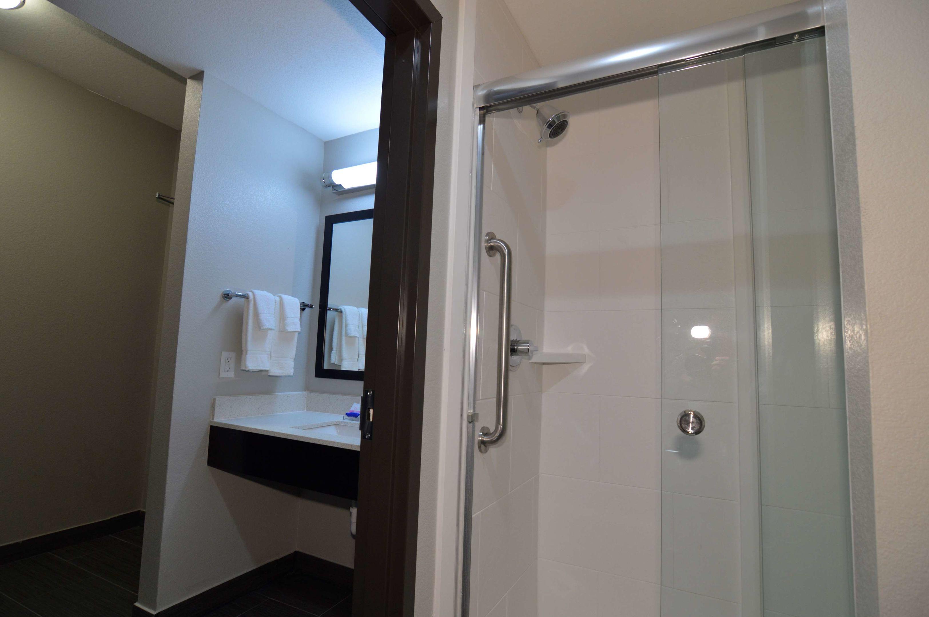 Best Western Plus Bay City Inn & Suites — photo 3