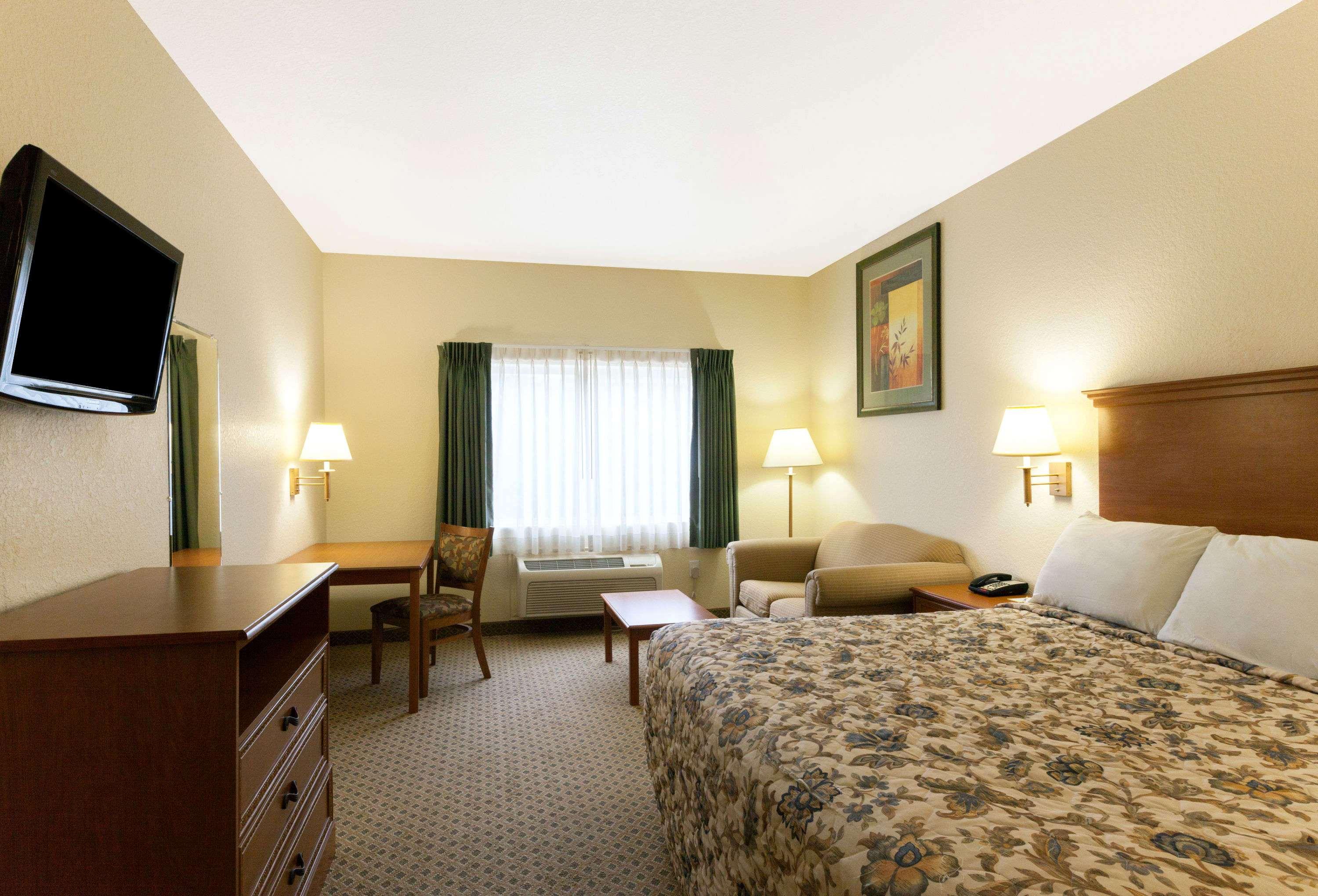 Days Inn San Antonio at Palo Alto — photo 4