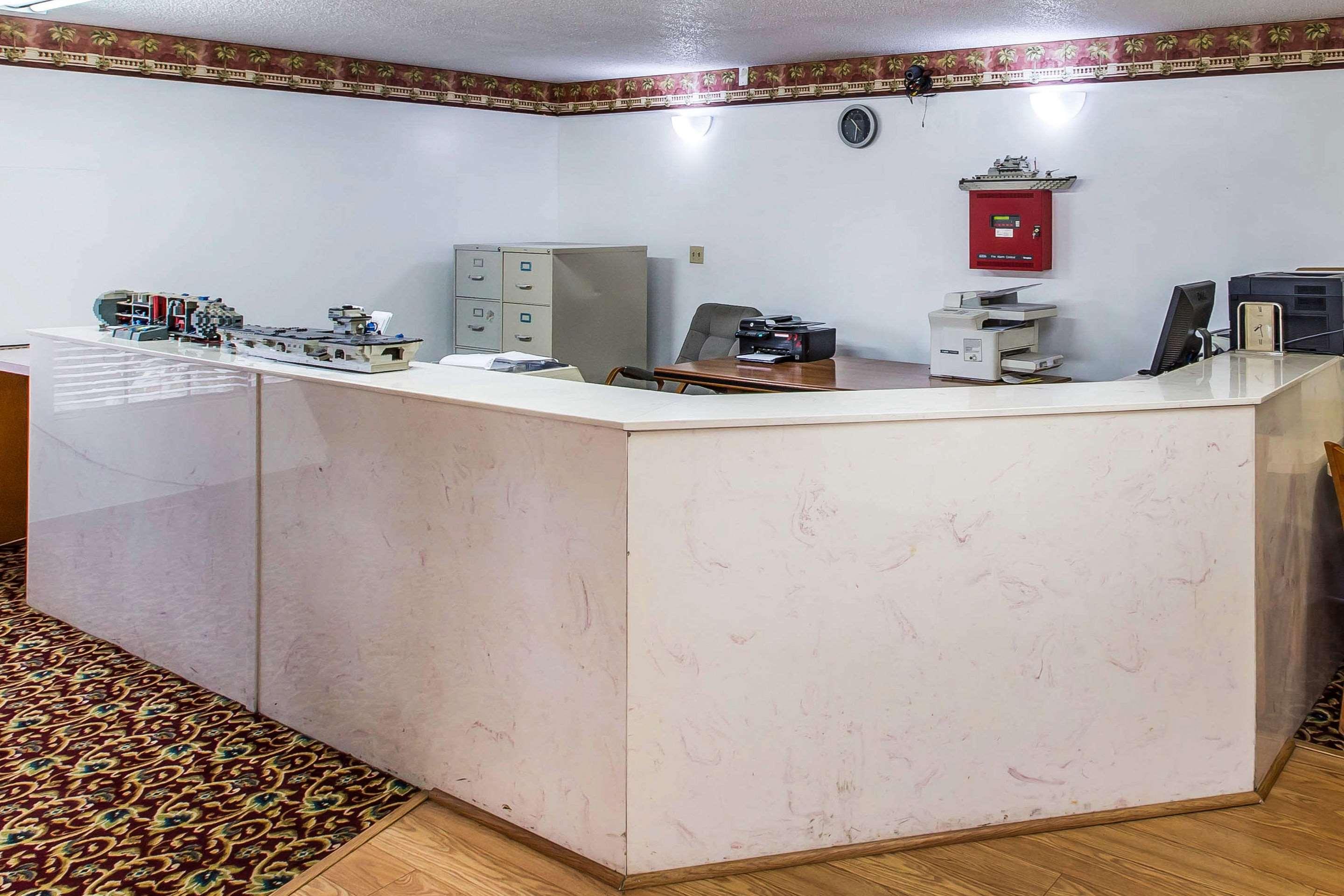 Econo Lodge Inn & Suites — photo 4