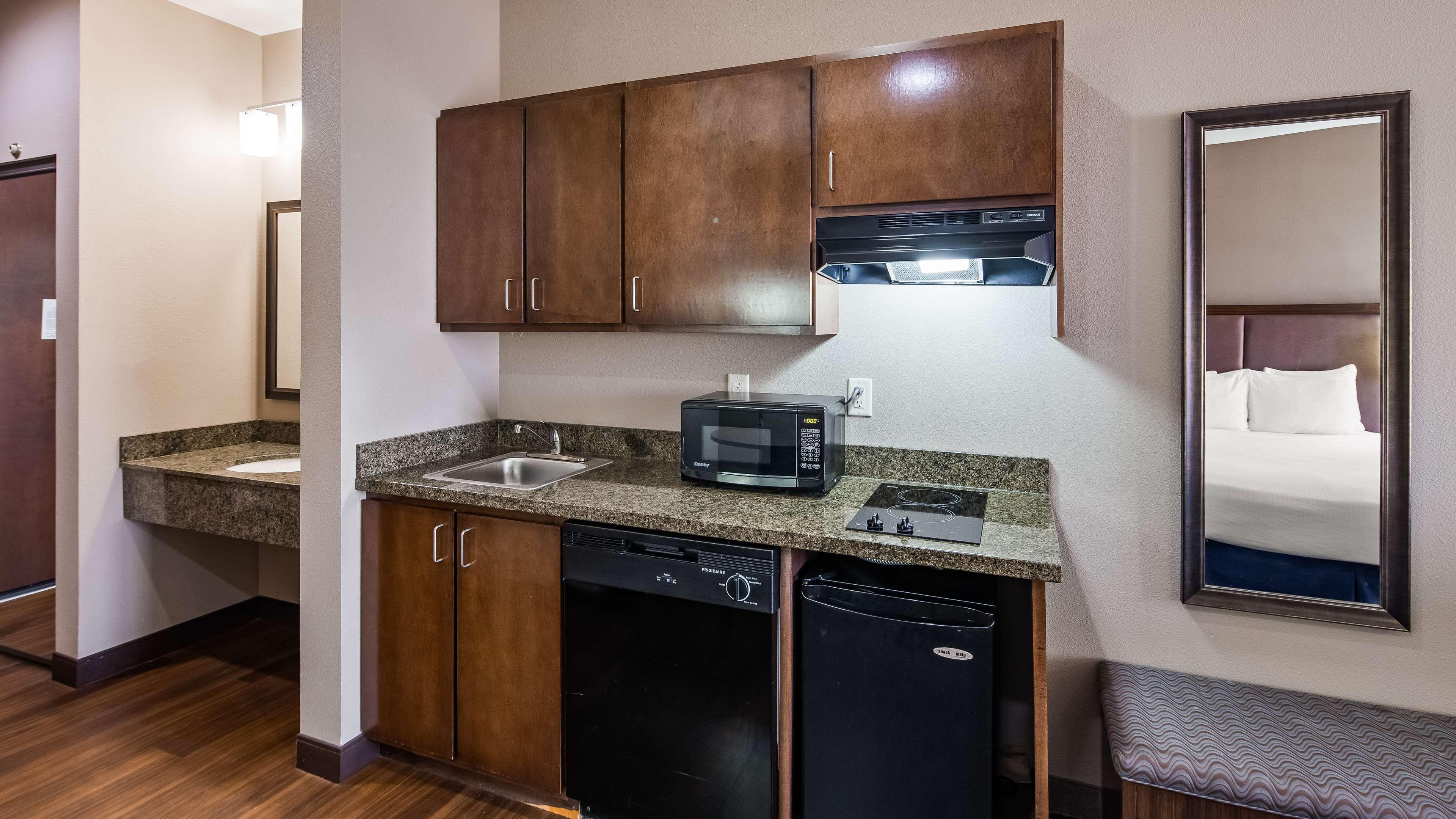 Best Western Plus Williston Hotel & Suites — photo 4