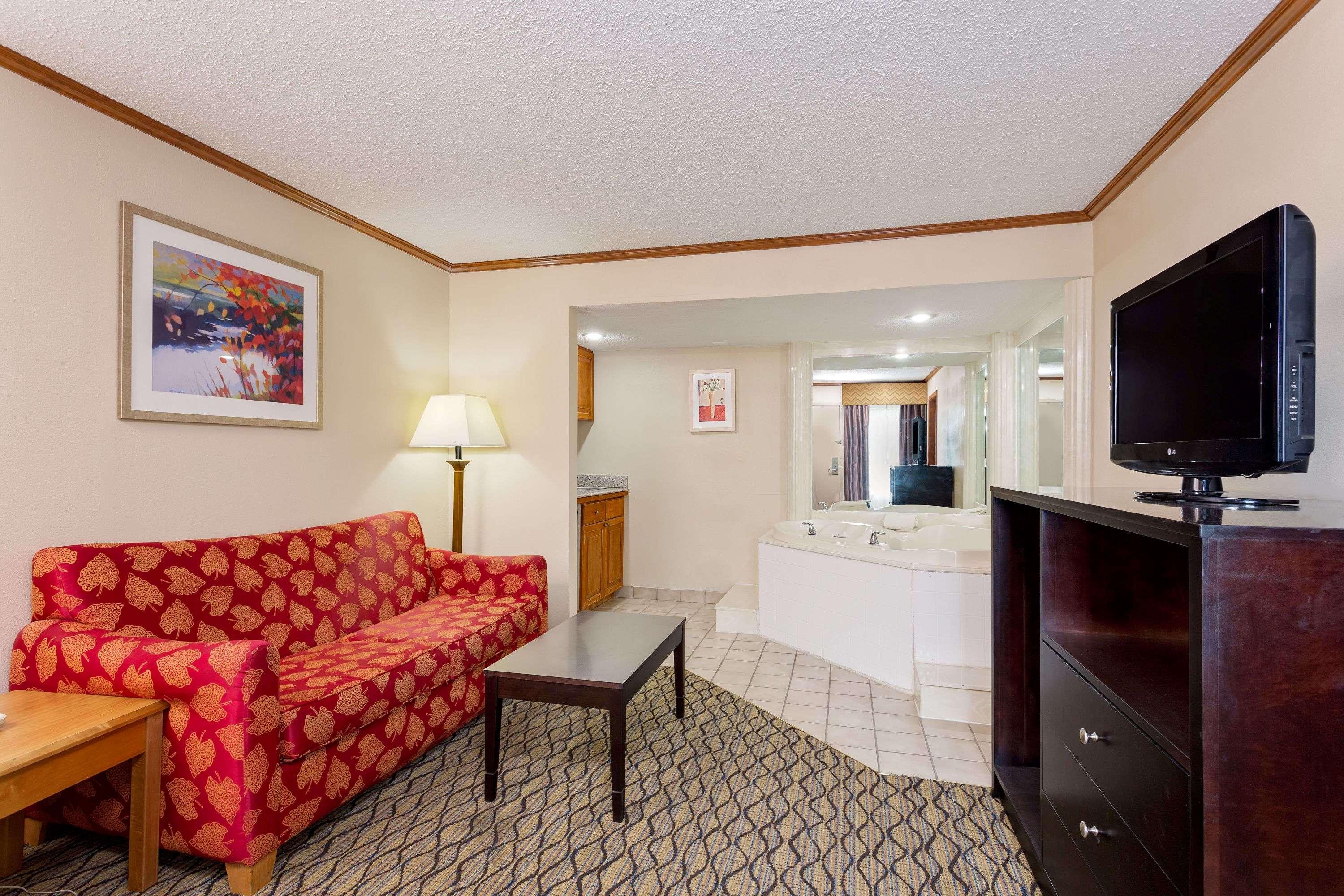 Baymont by Wyndham Kalamazoo East — photo 5