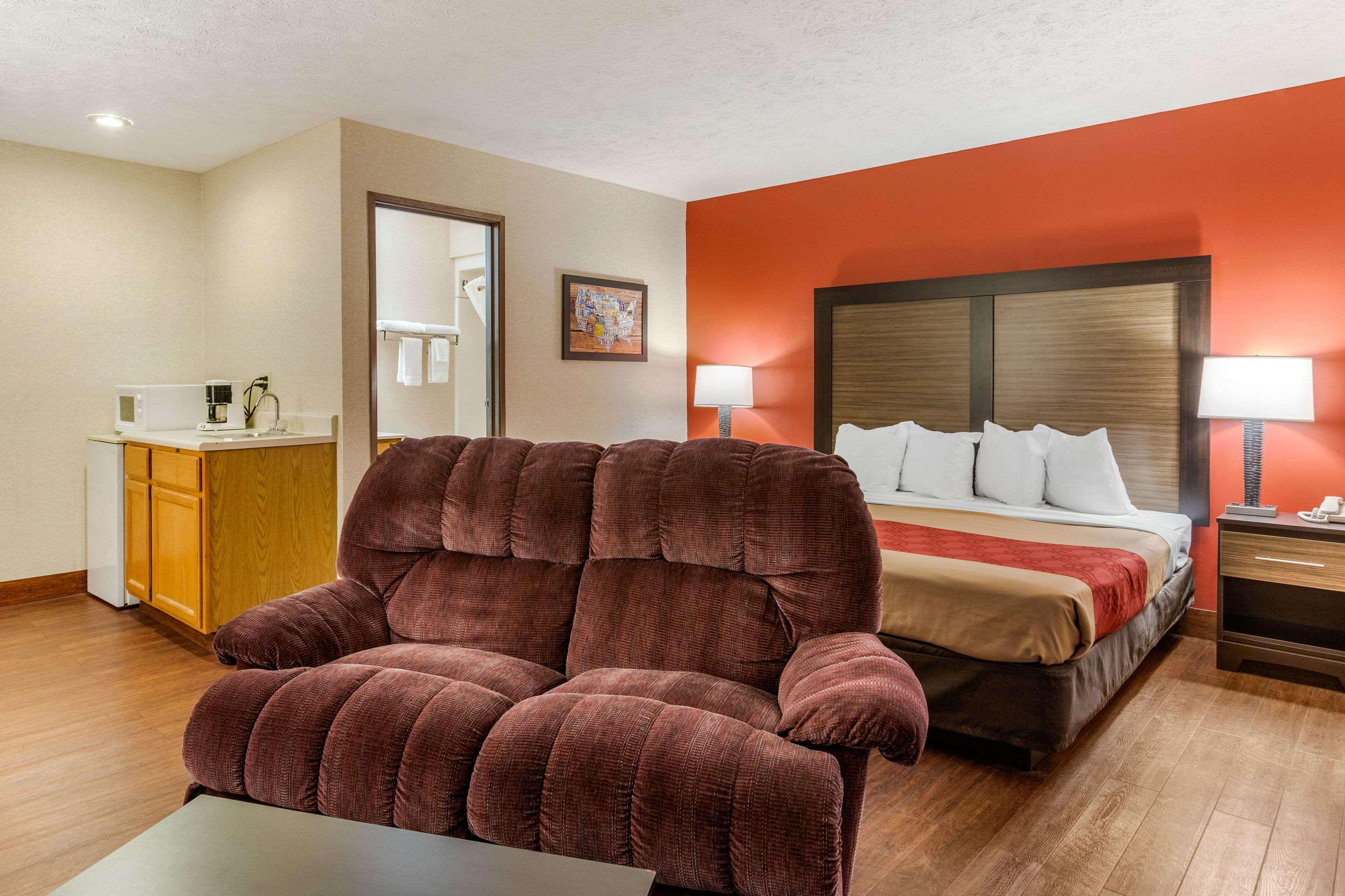 Econo Lodge Traverse City — photo 4