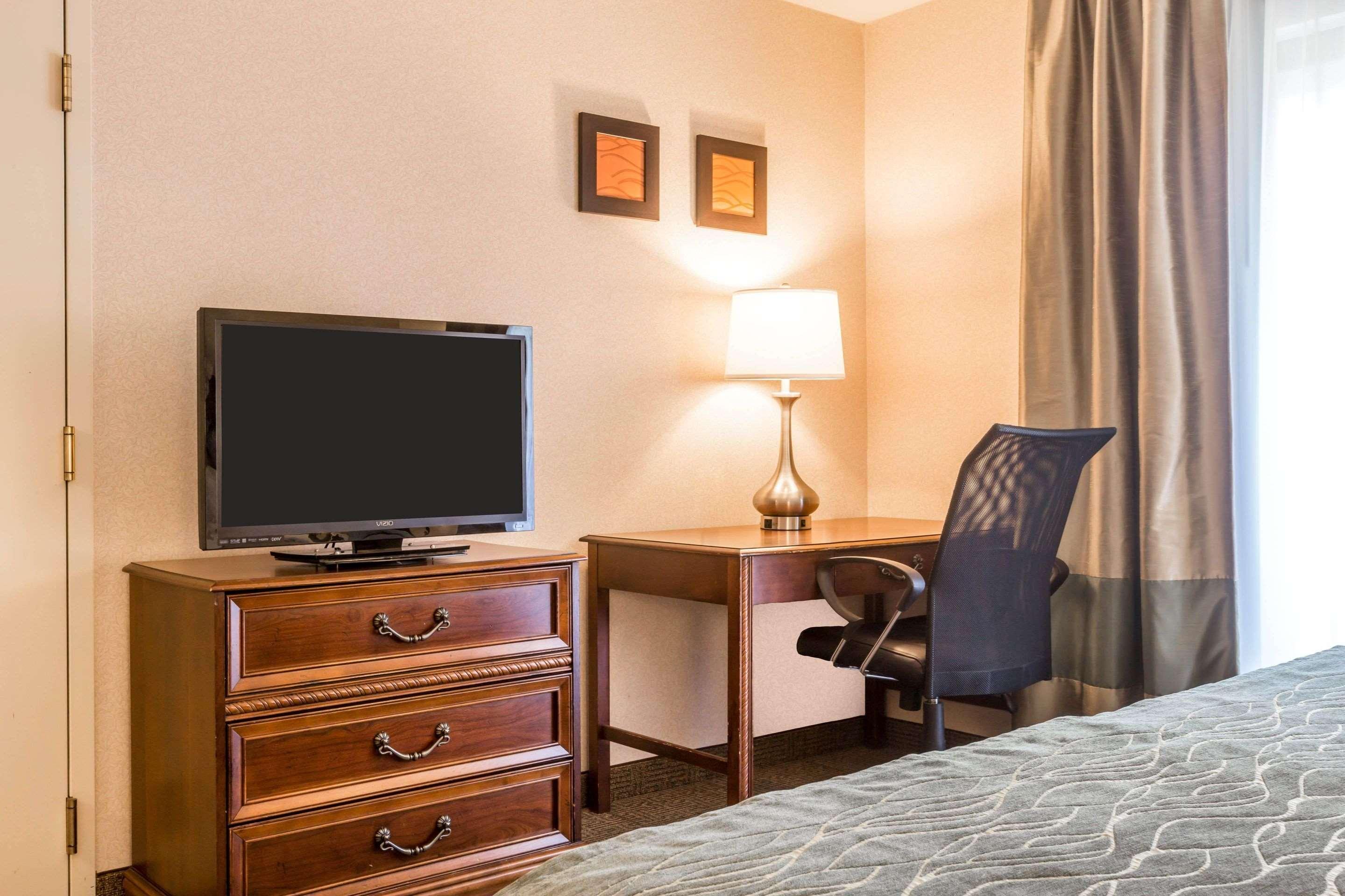 Comfort Inn & Suites — photo 4