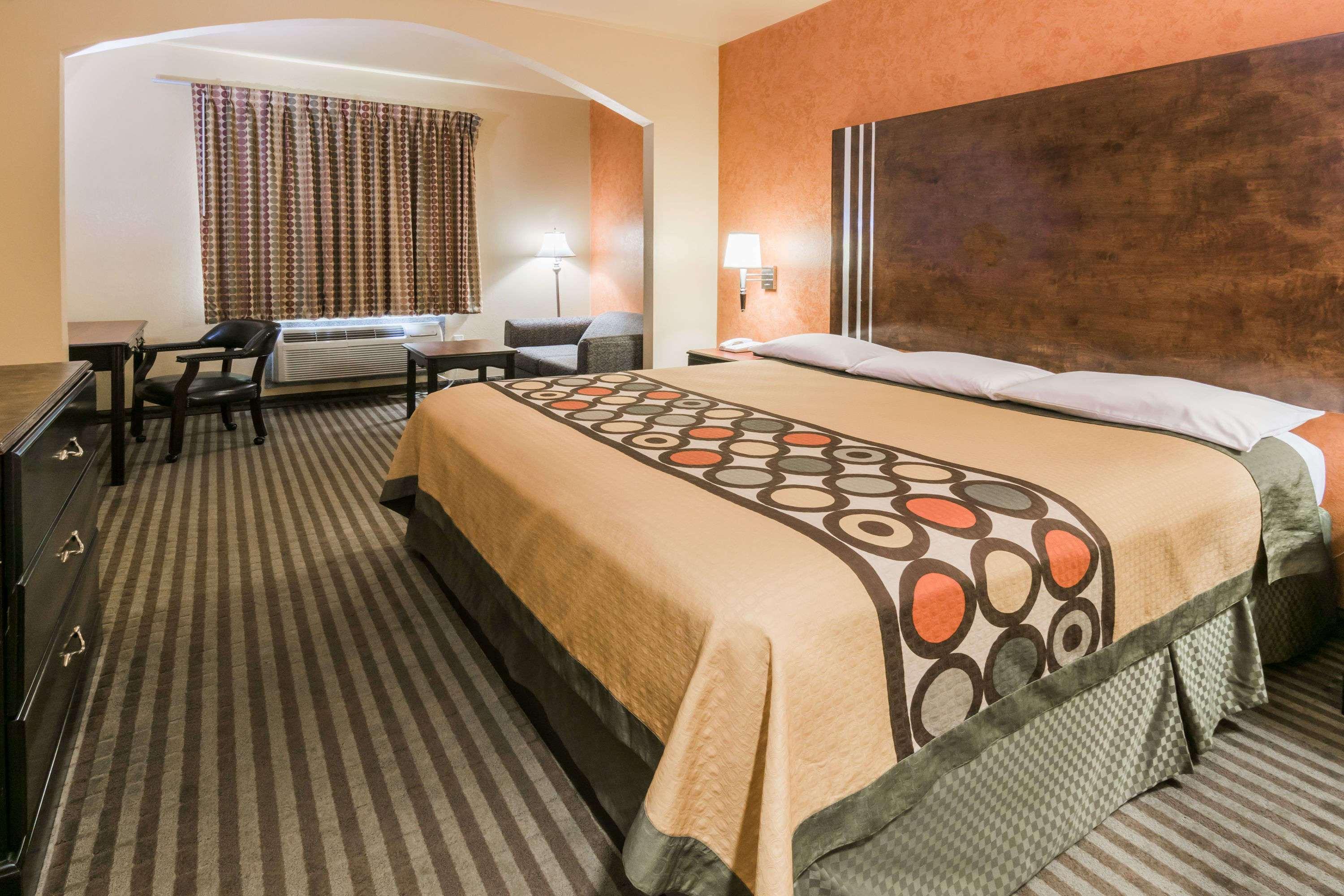 Super 8 by Wyndham Beaumont/I-10 S TX — photo 4