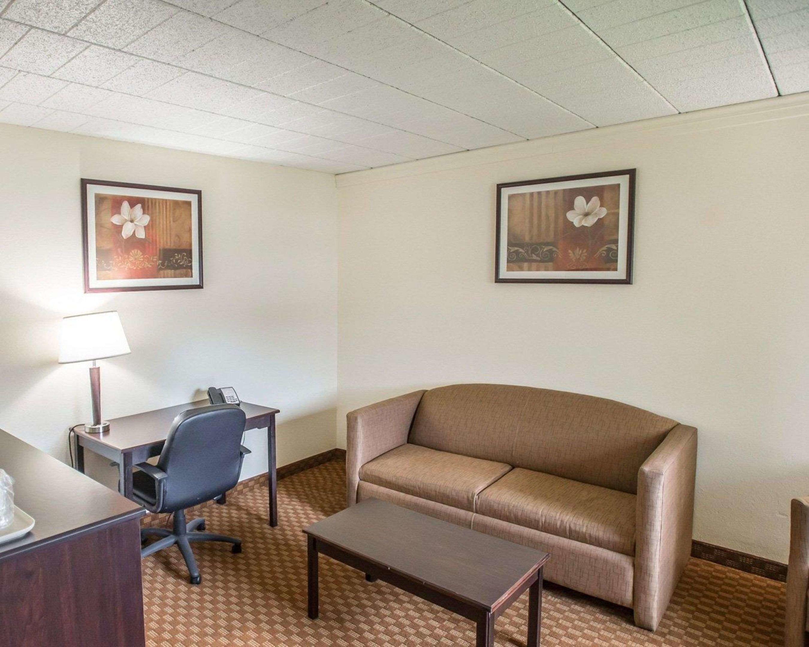 Econo Lodge Inn & Suites — photo 4