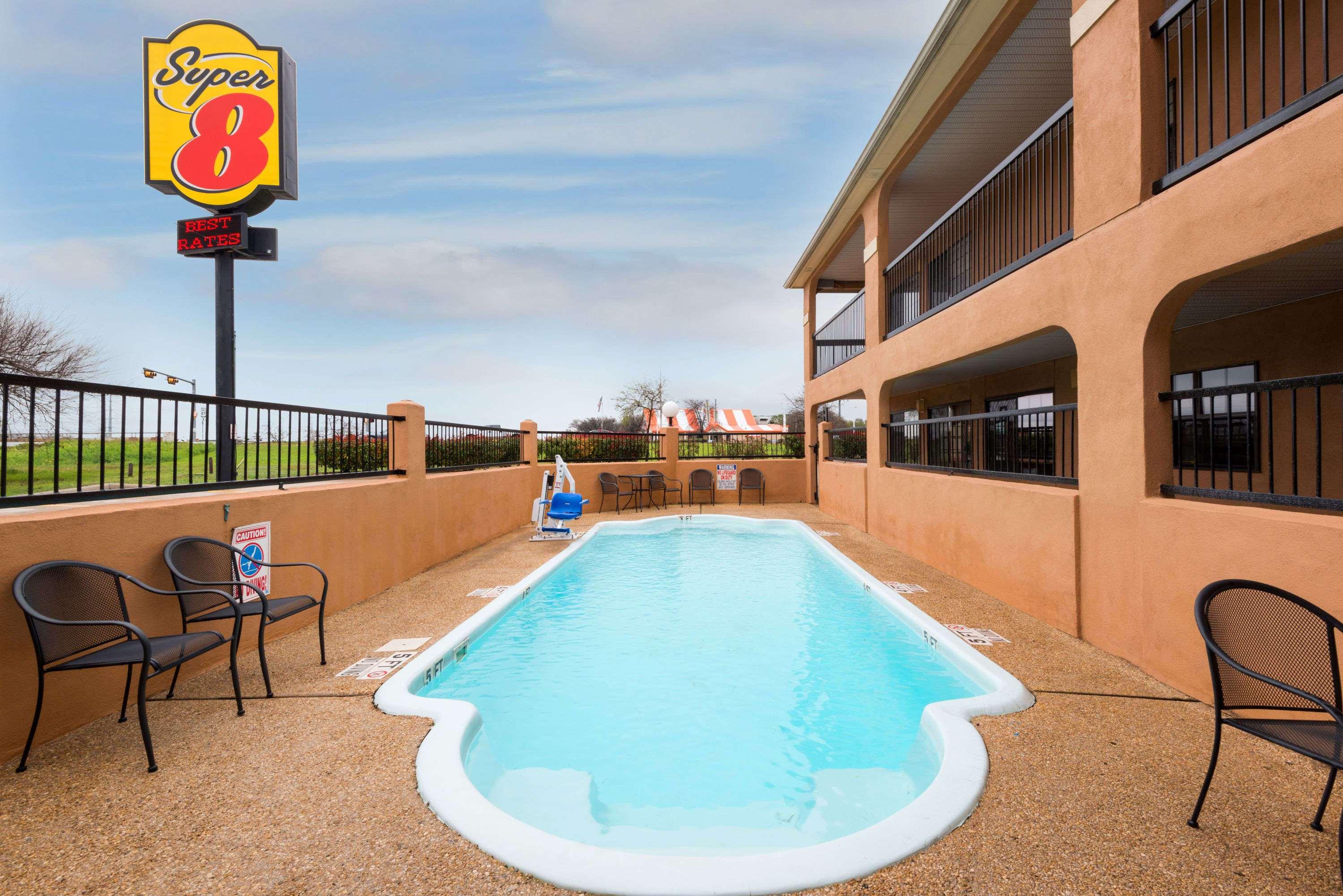 Super 8 by Wyndham San Antonio/Riverwalk Area — photo 3