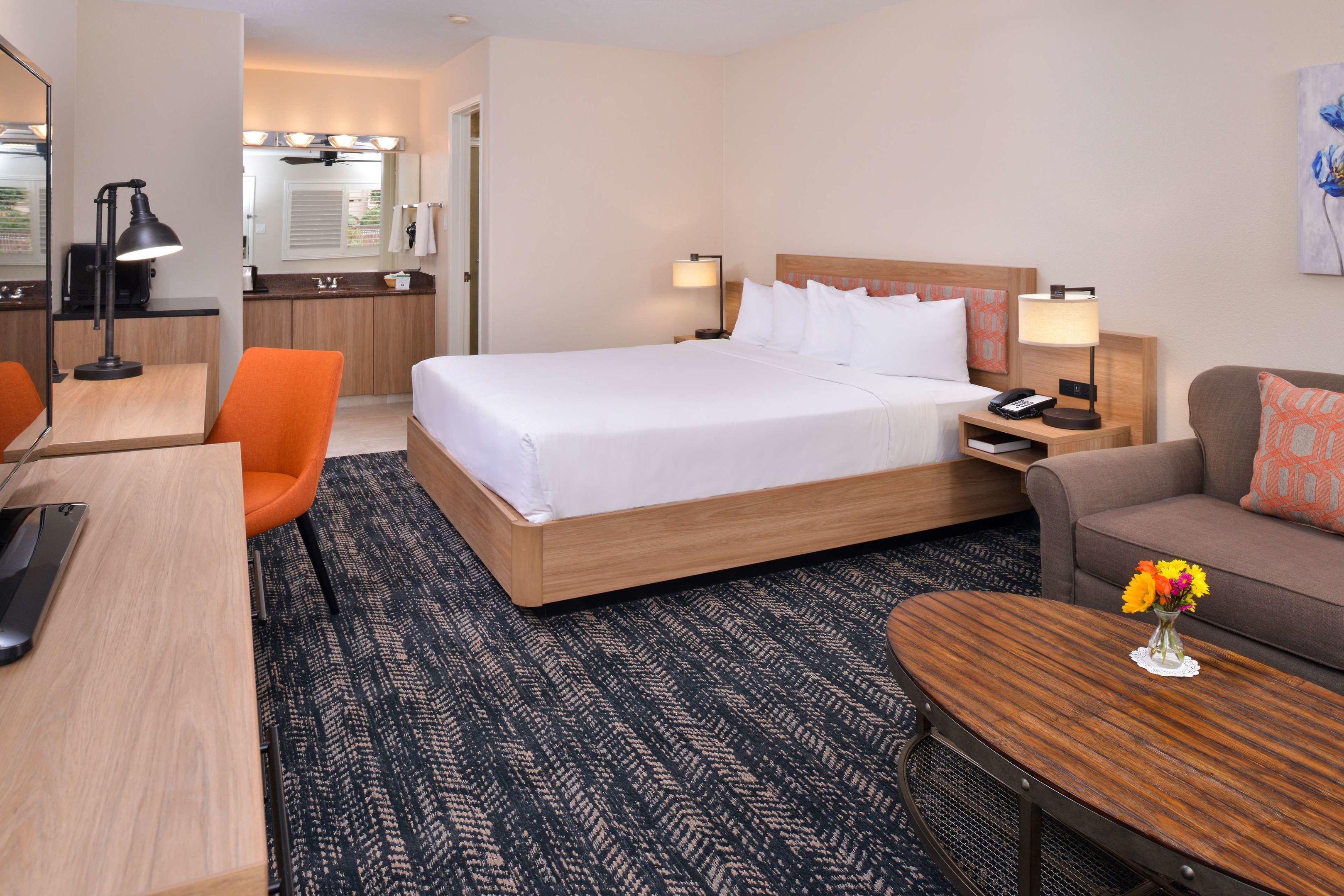 La Fuente Inn & Suites — photo 3