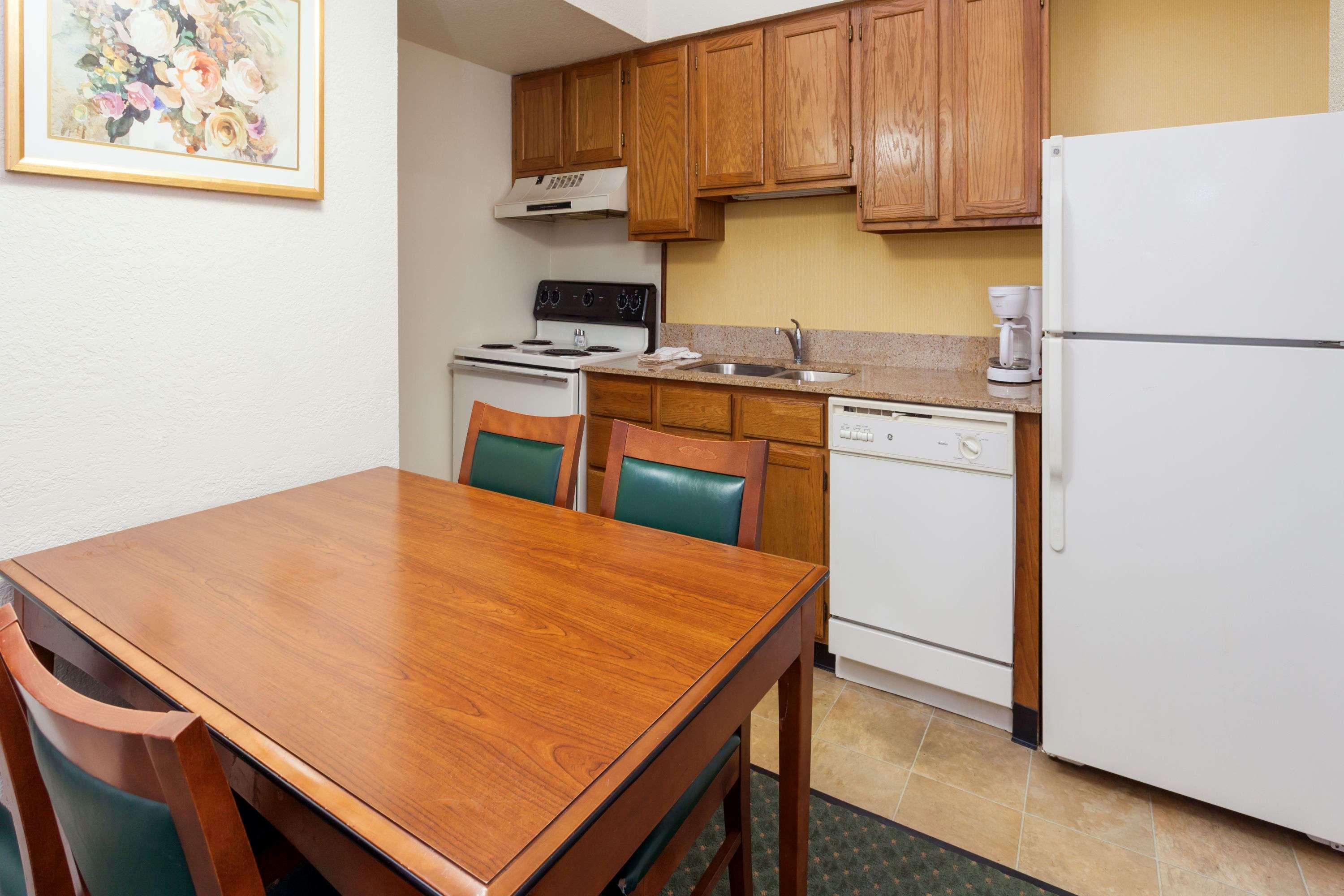 Hawthorn Suites by Wyndham Dearborn/Detroit — photo 5