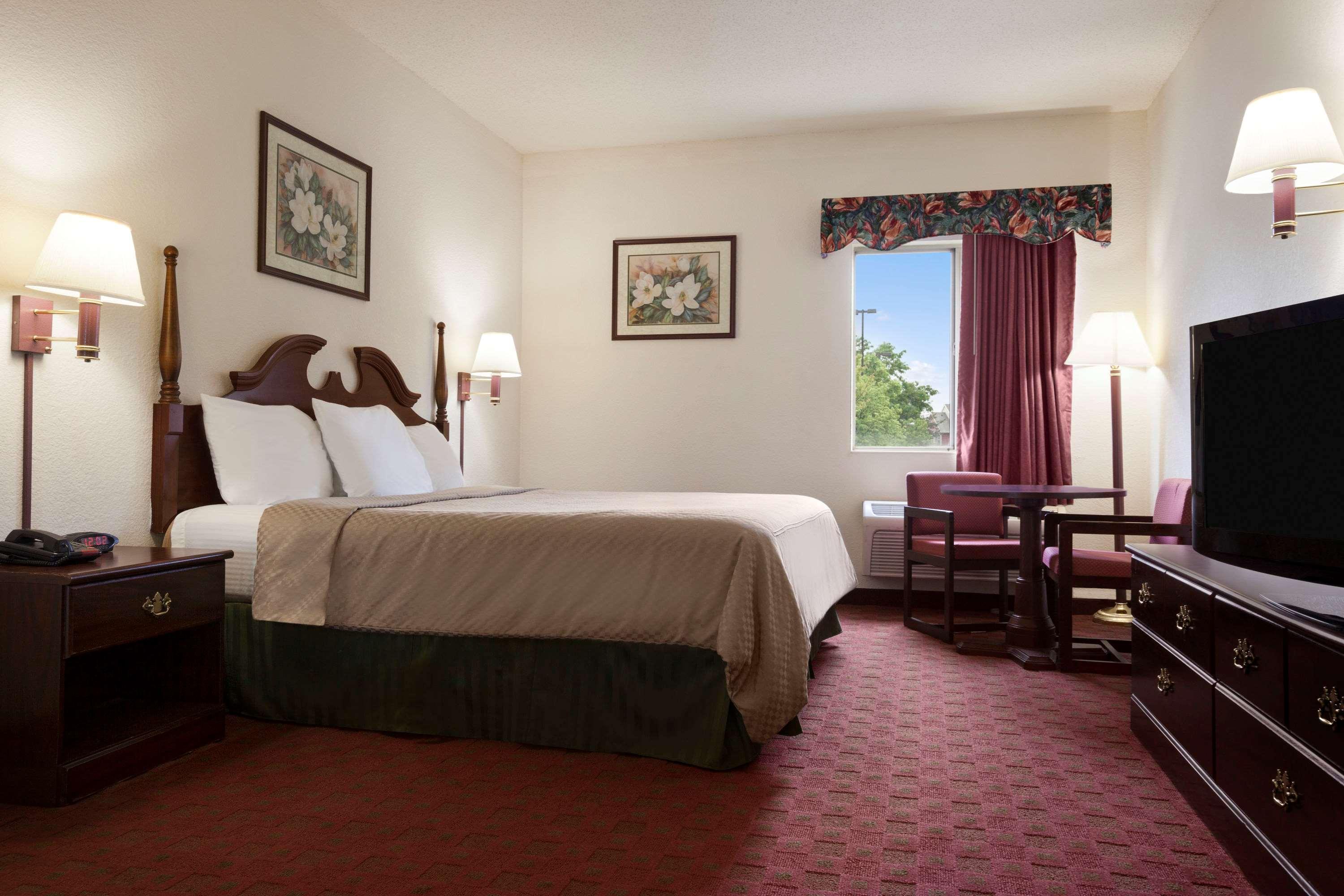 Super 8 by Wyndham Aurora/Naperville Area — photo 4